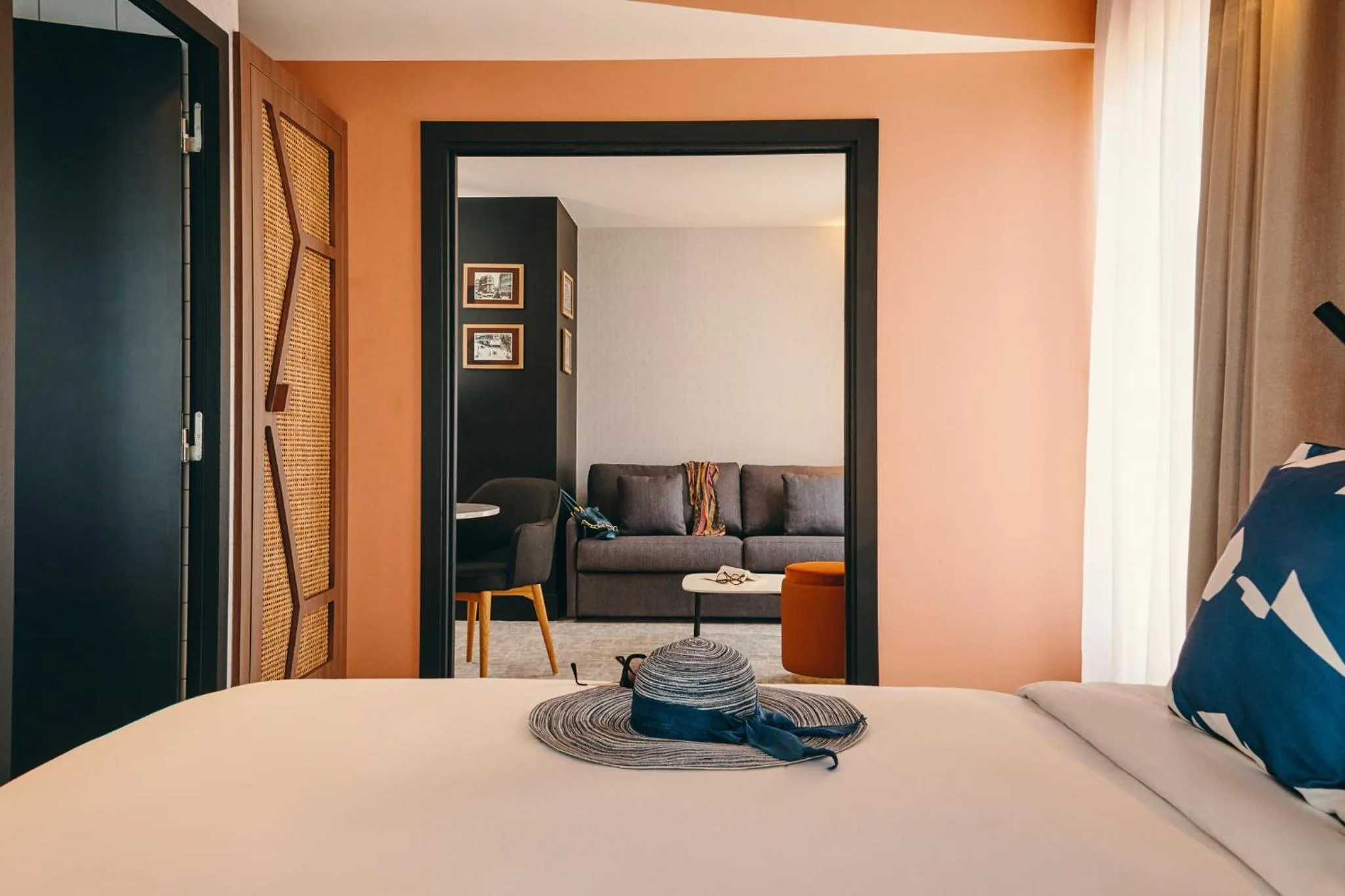 Living room, Bed in Mercure Marseille Canebière Vieux-Port