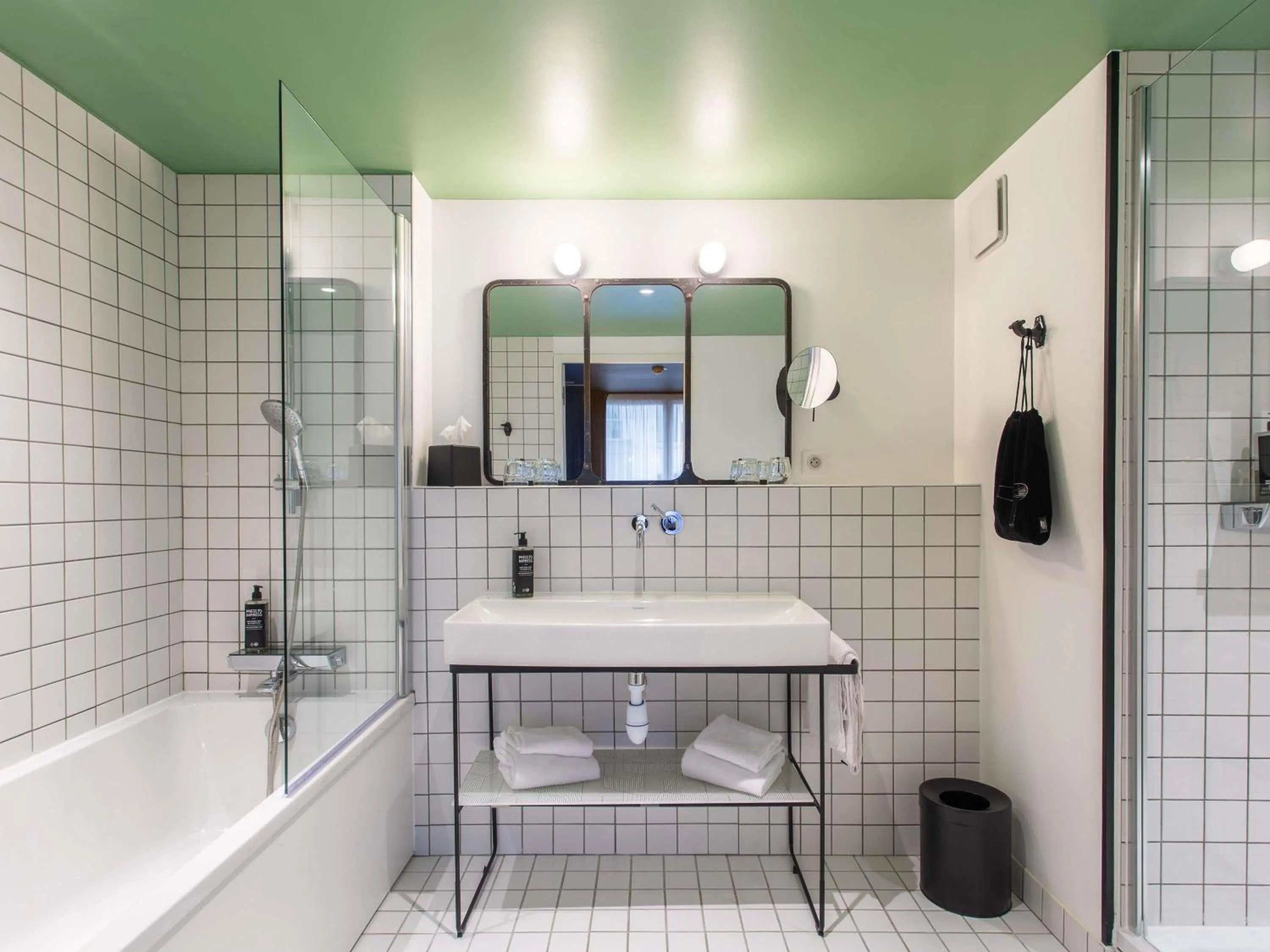 Photo of the whole room in ibis Styles Amiens Centre