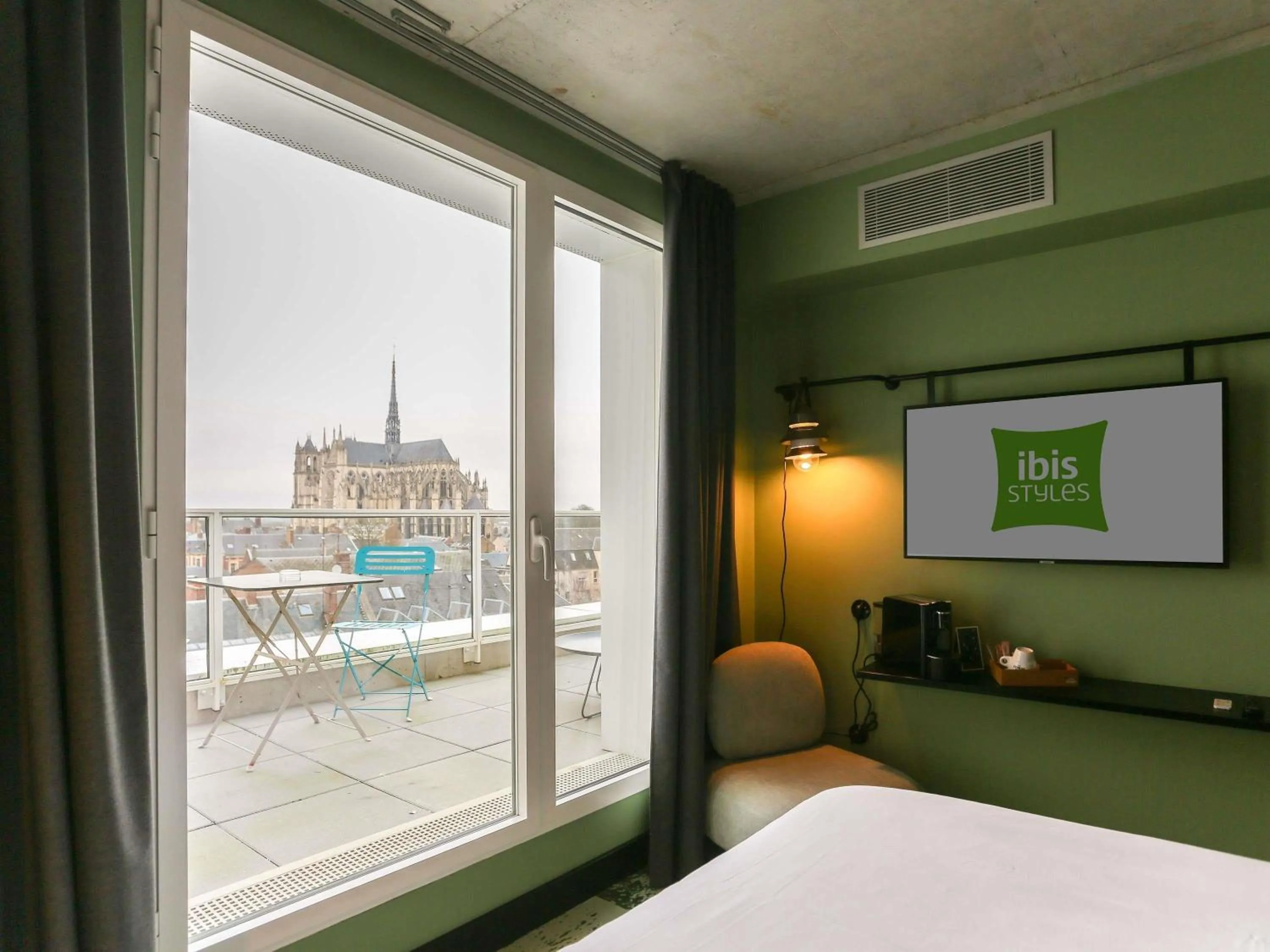 Bedroom, Bed in ibis Styles Amiens Centre