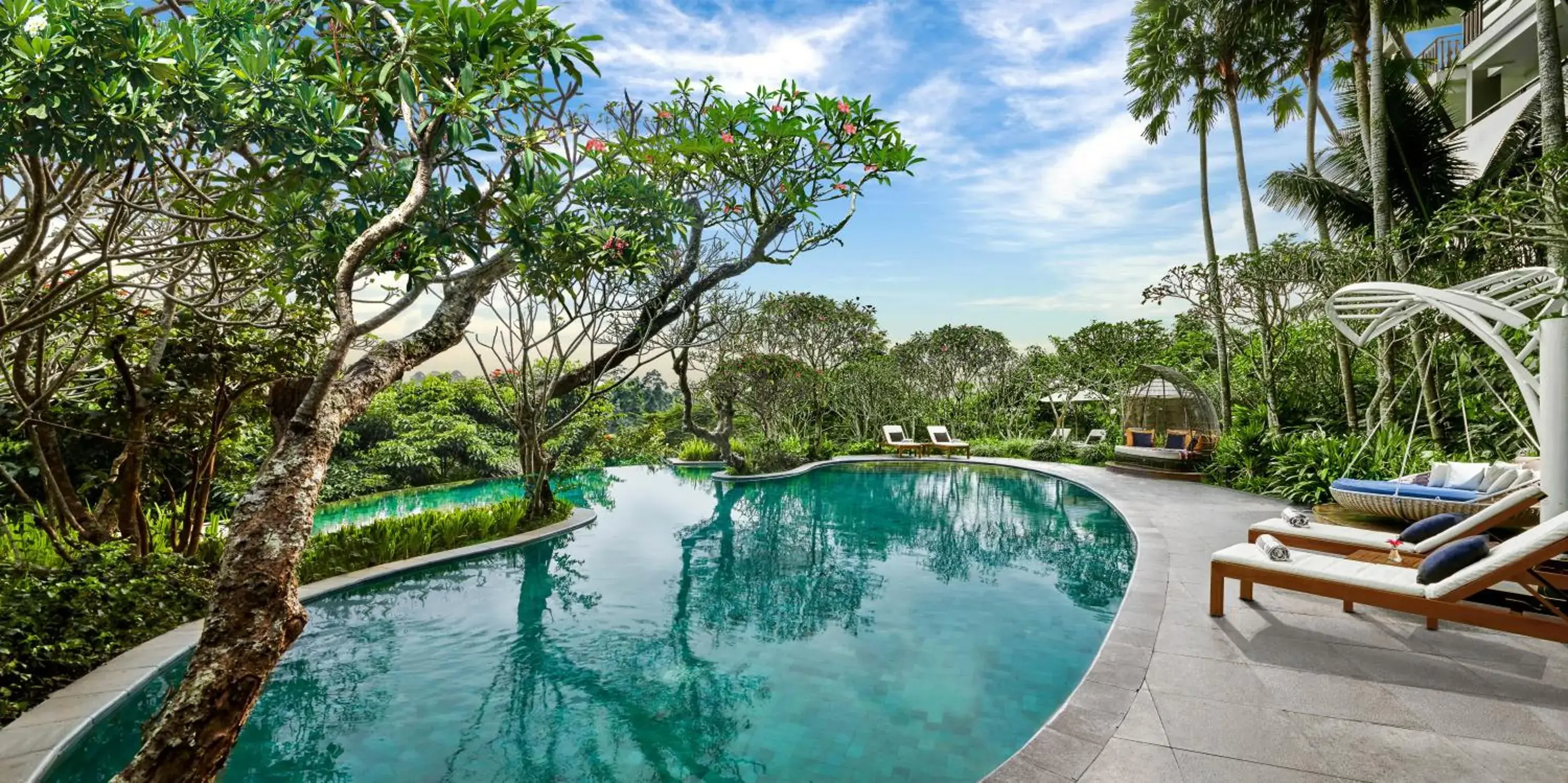 Swimming pool in Pullman Ciawi Vimala Hills Resort Swimming pool in Pullman Ciawi Vimala Hills Resort