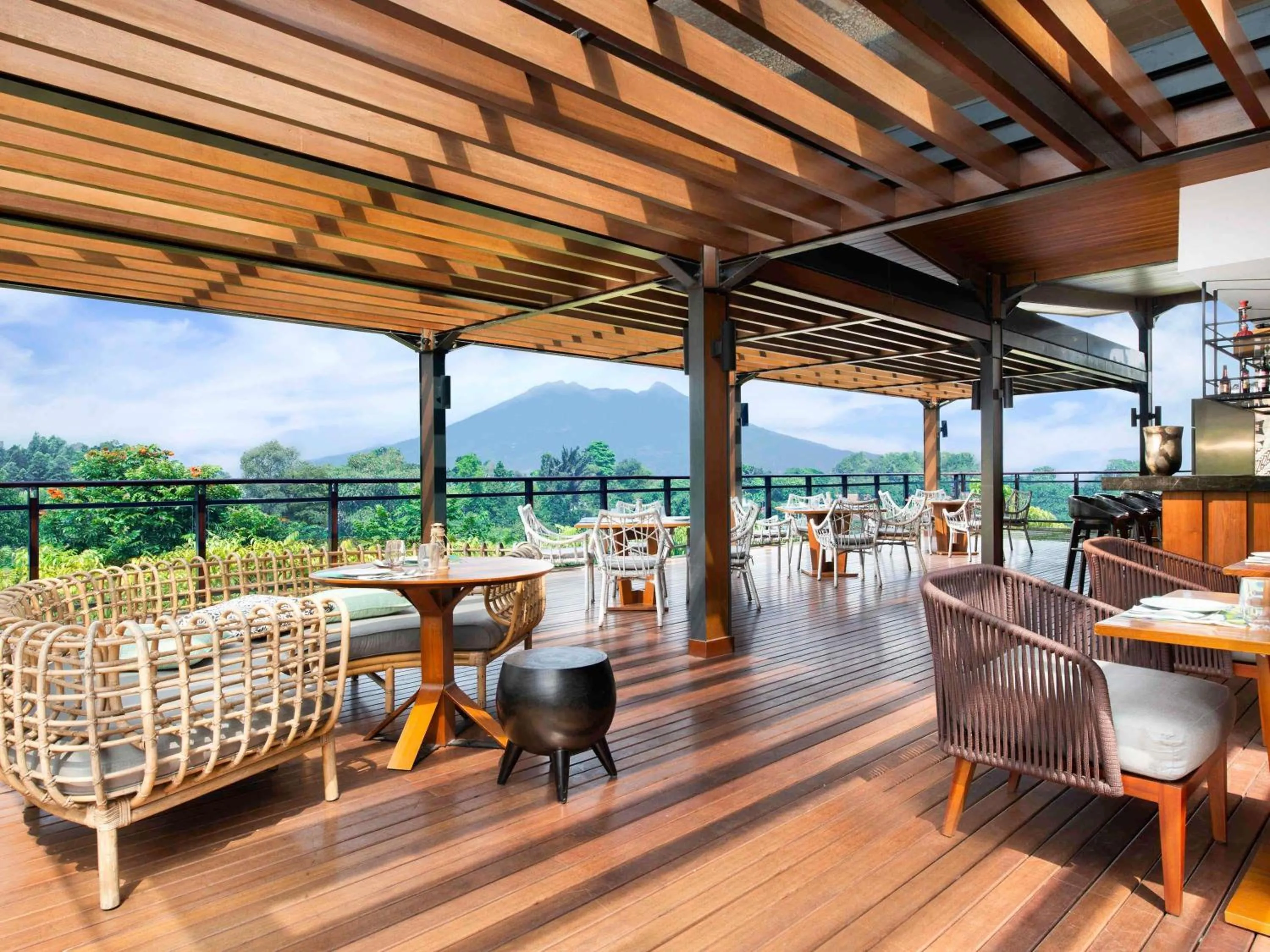 Lounge or bar in Pullman Ciawi Vimala Hills Resort