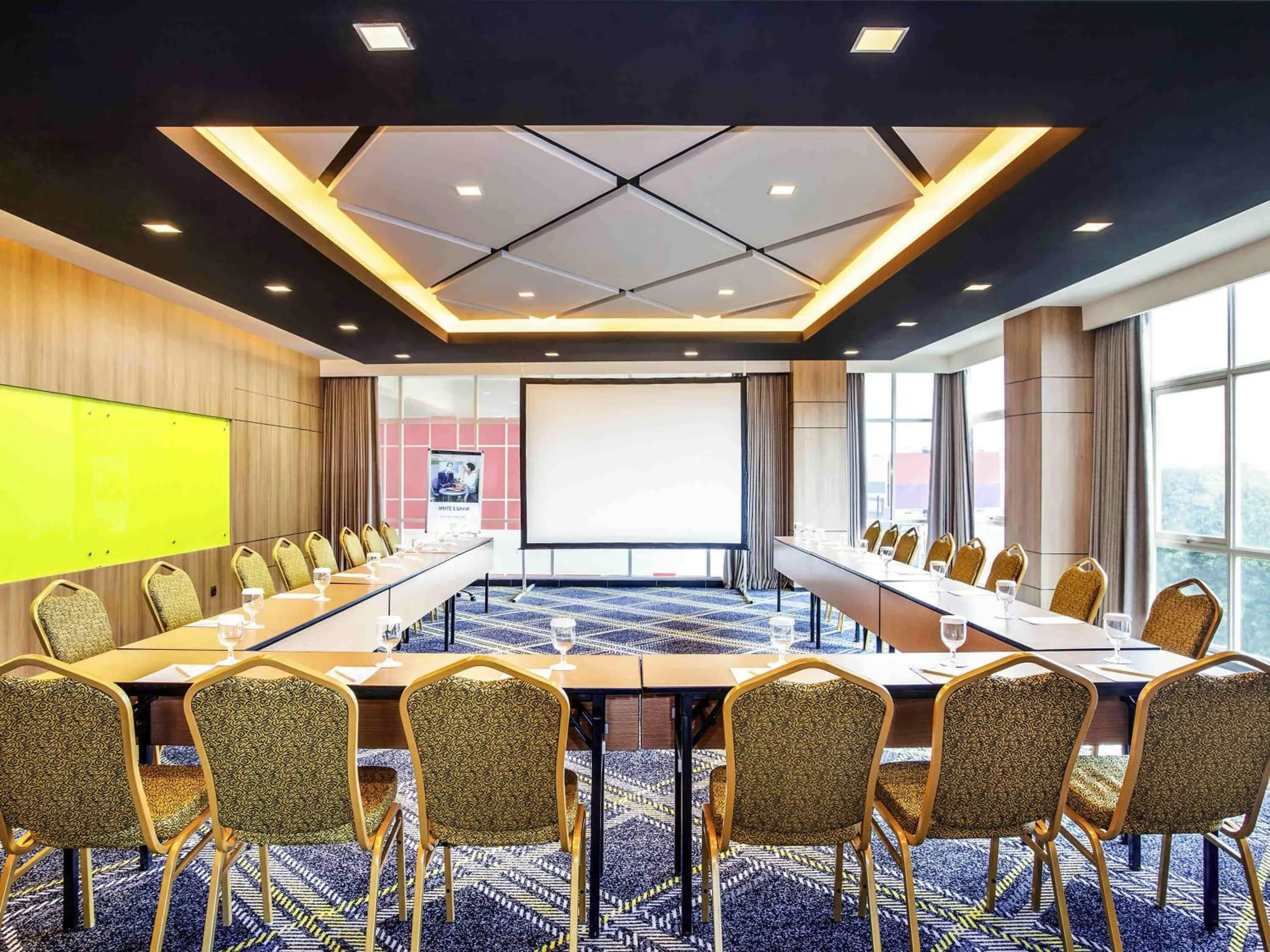 Meeting/conference room in ibis Styles Bekasi Jatibening