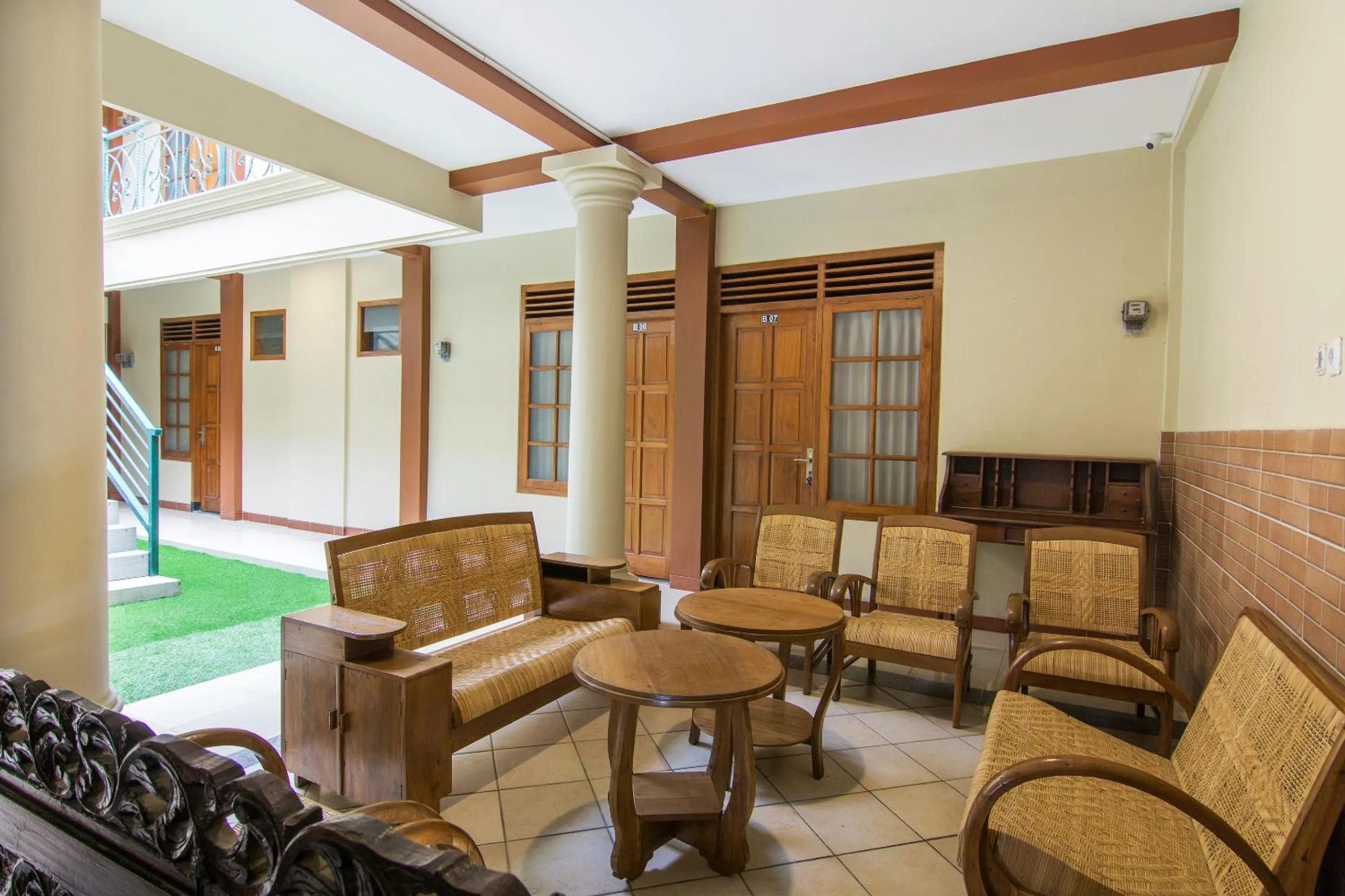 Seating area in SUPER OYO 890 Dewi Fortuna Guest House