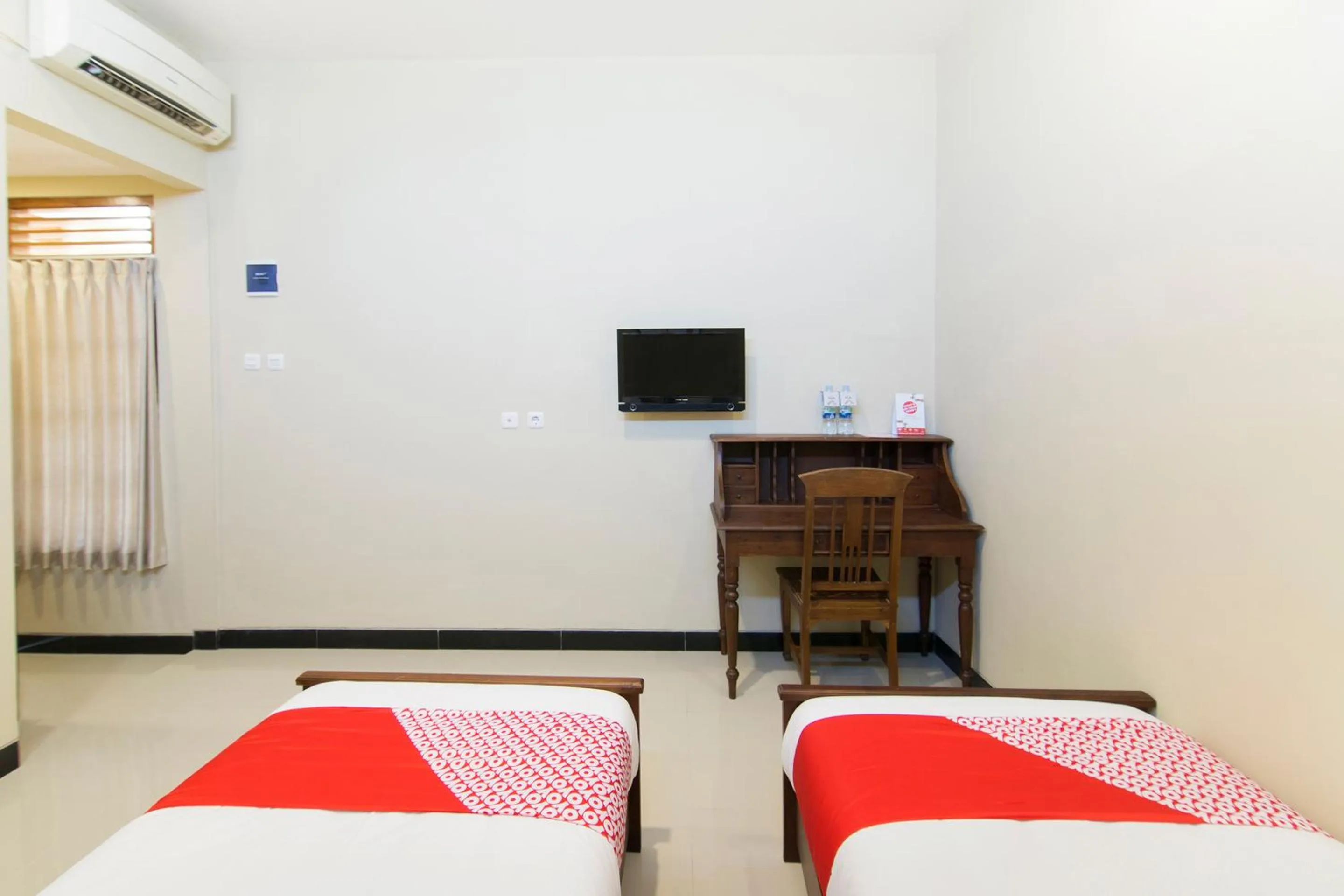 Bedroom in SUPER OYO 890 Dewi Fortuna Guest House