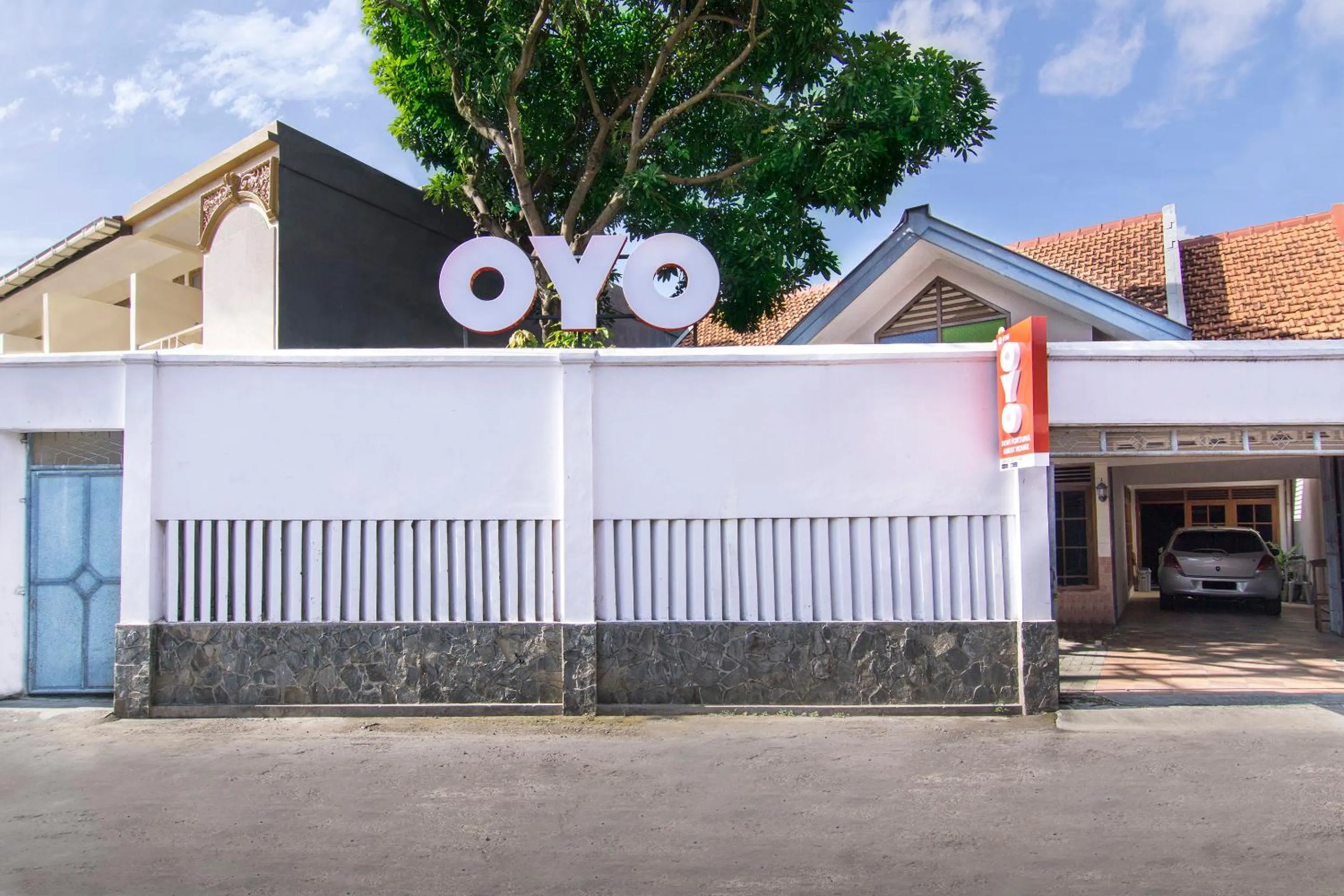 Facade/entrance in SUPER OYO 890 Dewi Fortuna Guest House