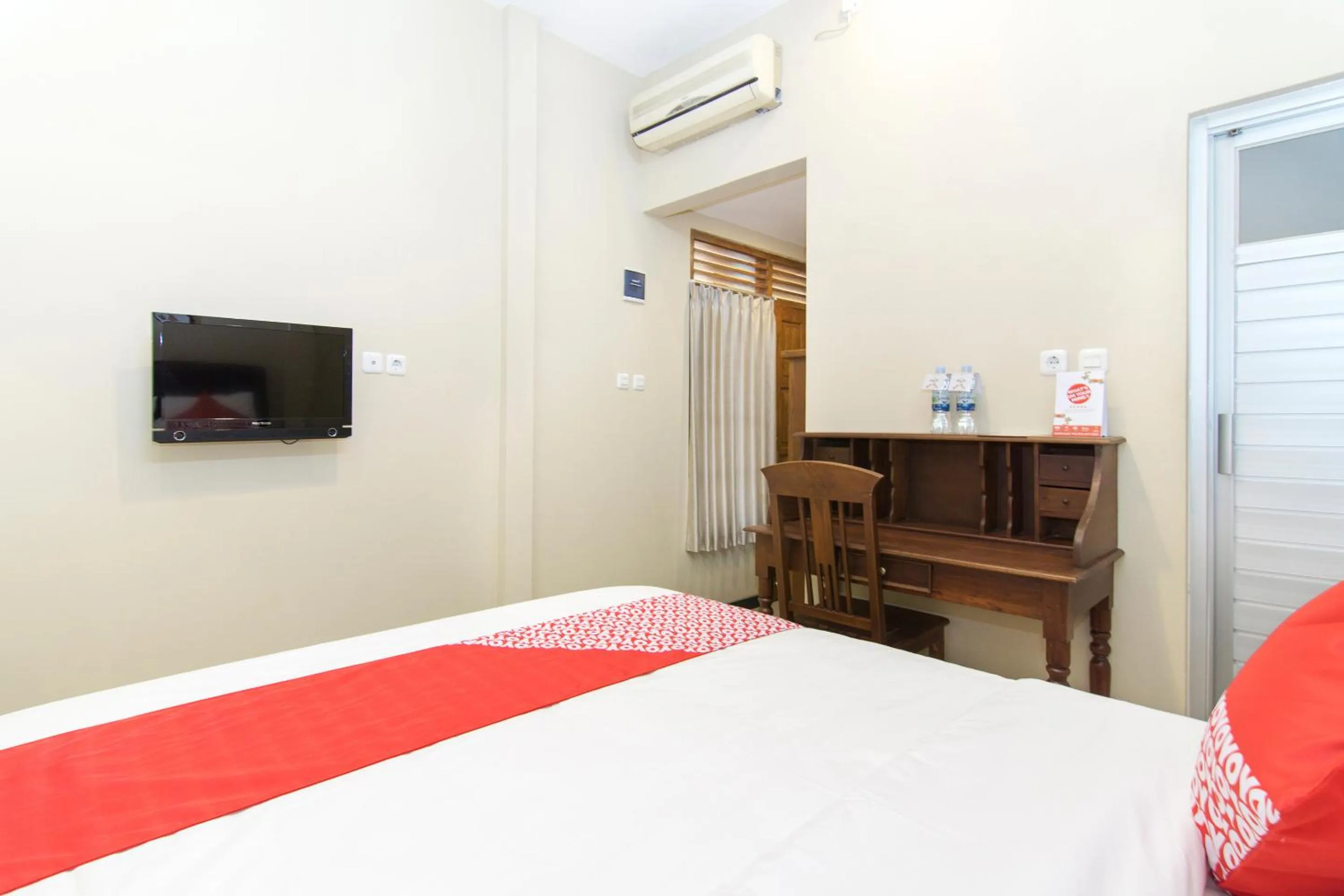 Bedroom in SUPER OYO 890 Dewi Fortuna Guest House