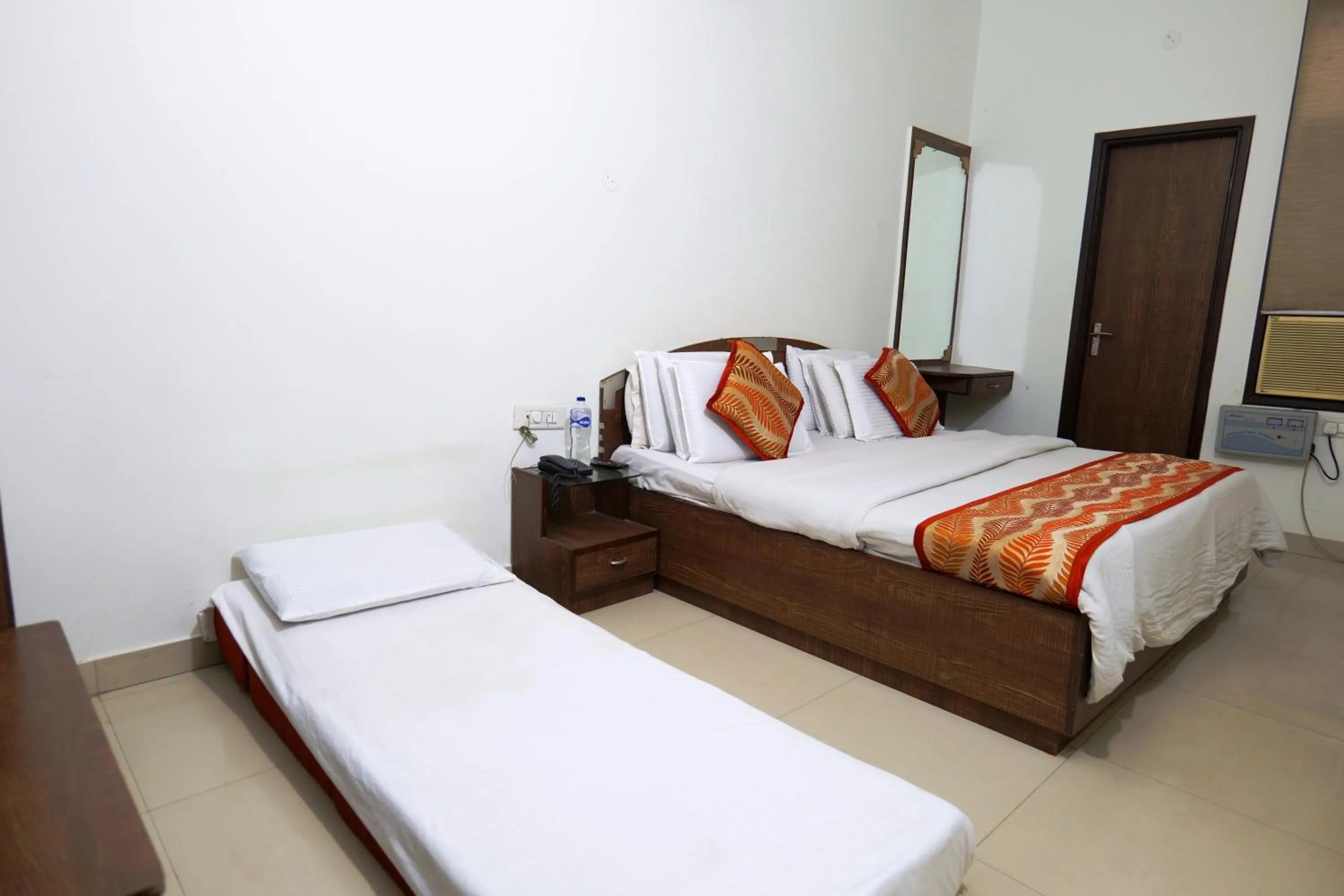 Bed in Hotel Holiday Comfort - 800 mts from Jallianwala Bagh