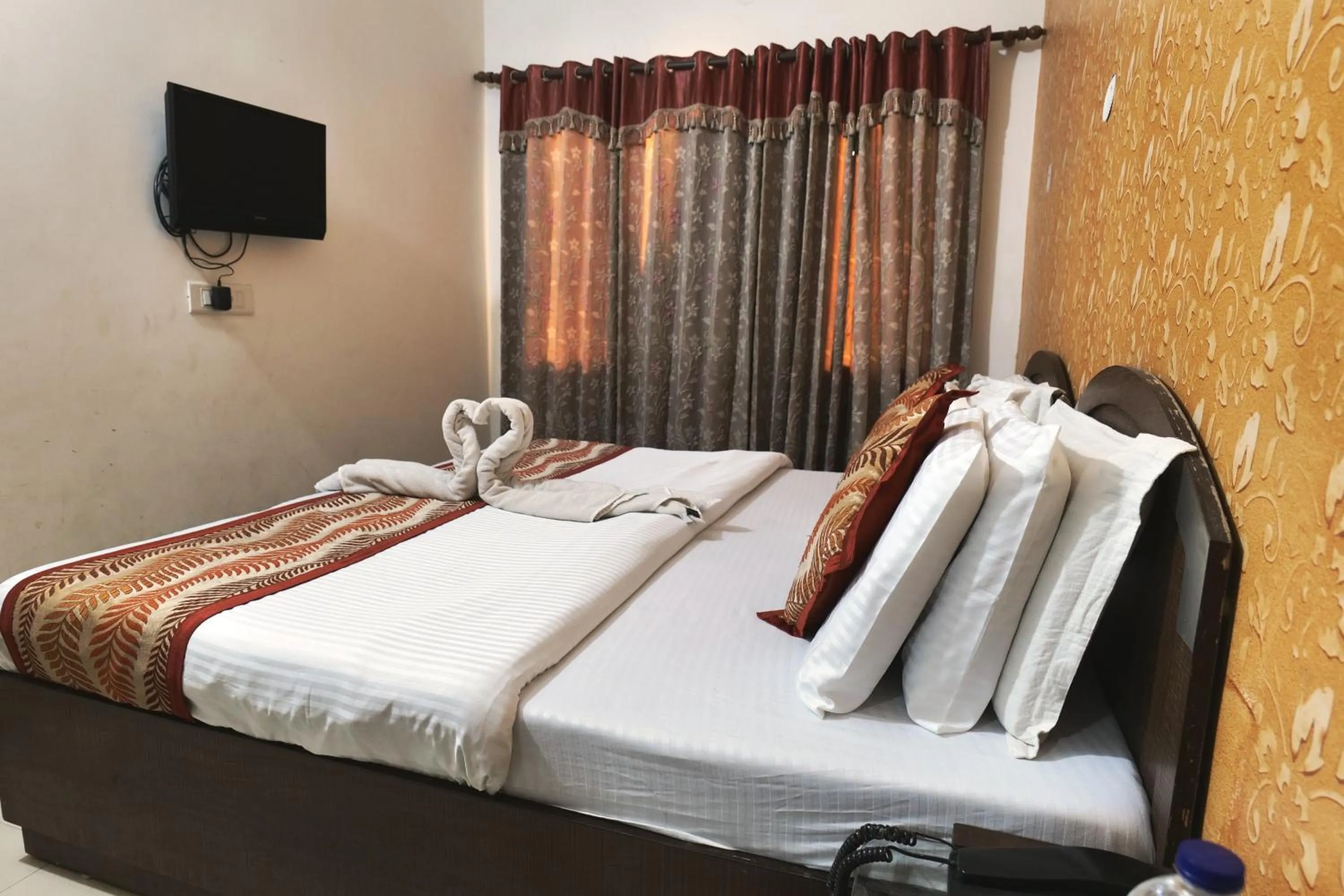 TV and multimedia, Bed in Hotel Holiday Comfort - 800 mts from Jallianwala Bagh