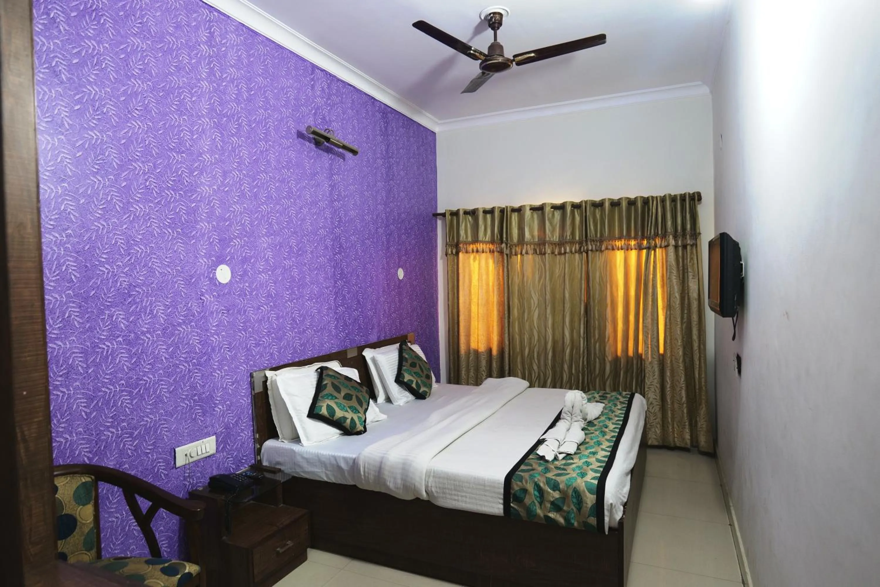 Bed in Hotel Holiday Comfort - 800 mts from Jallianwala Bagh