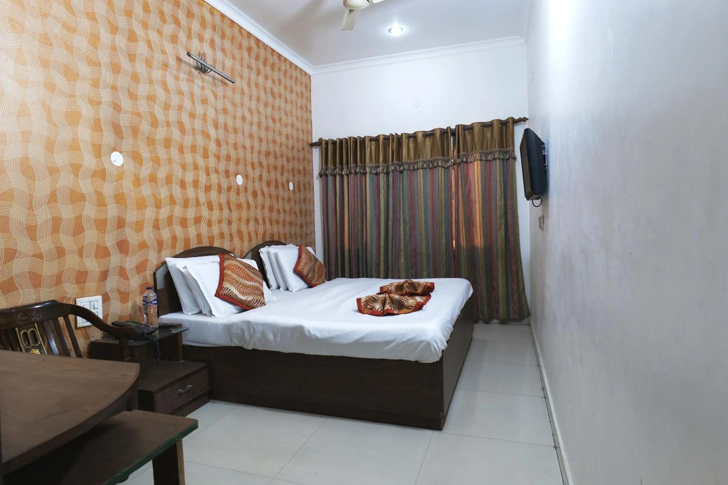 Bedroom, Bed in Hotel Holiday Comfort - 800 mts from Jallianwala Bagh