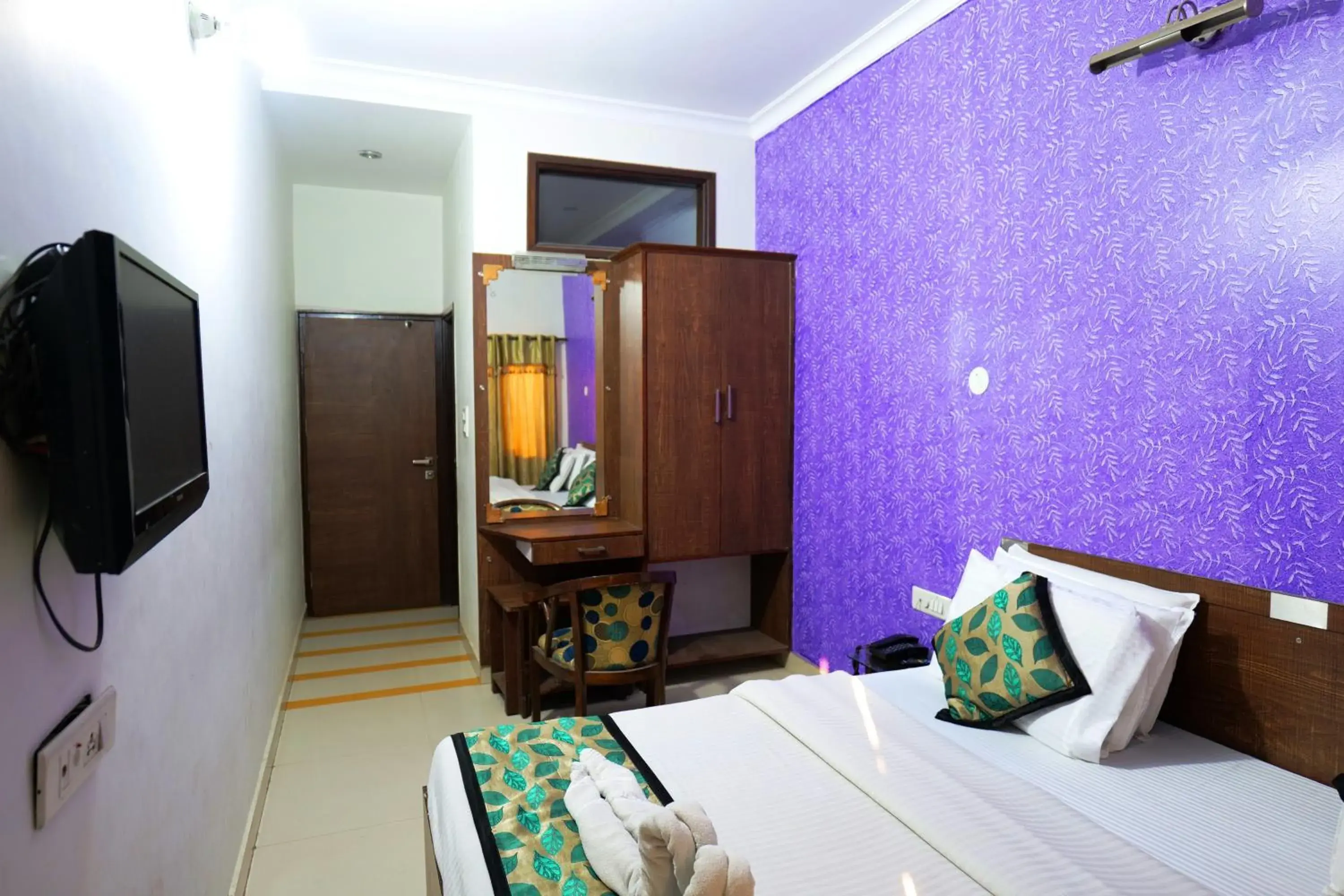 Hotel Holiday Comfort - 800 mts from Jallianwala Bagh Hotel Holiday Comfort - 800 mts from Jallianwala Bagh