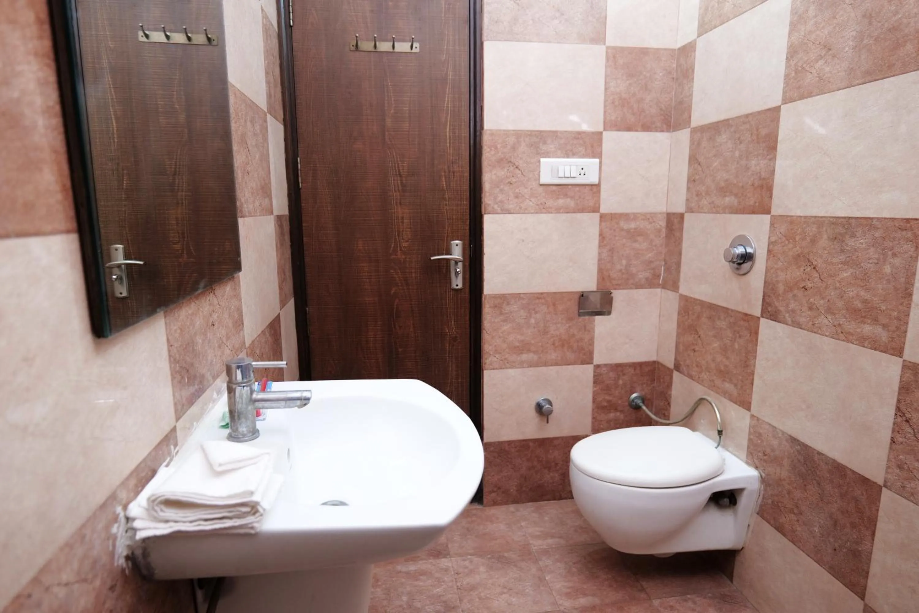 Bathroom in Hotel Holiday Comfort - 800 mts from Jallianwala Bagh