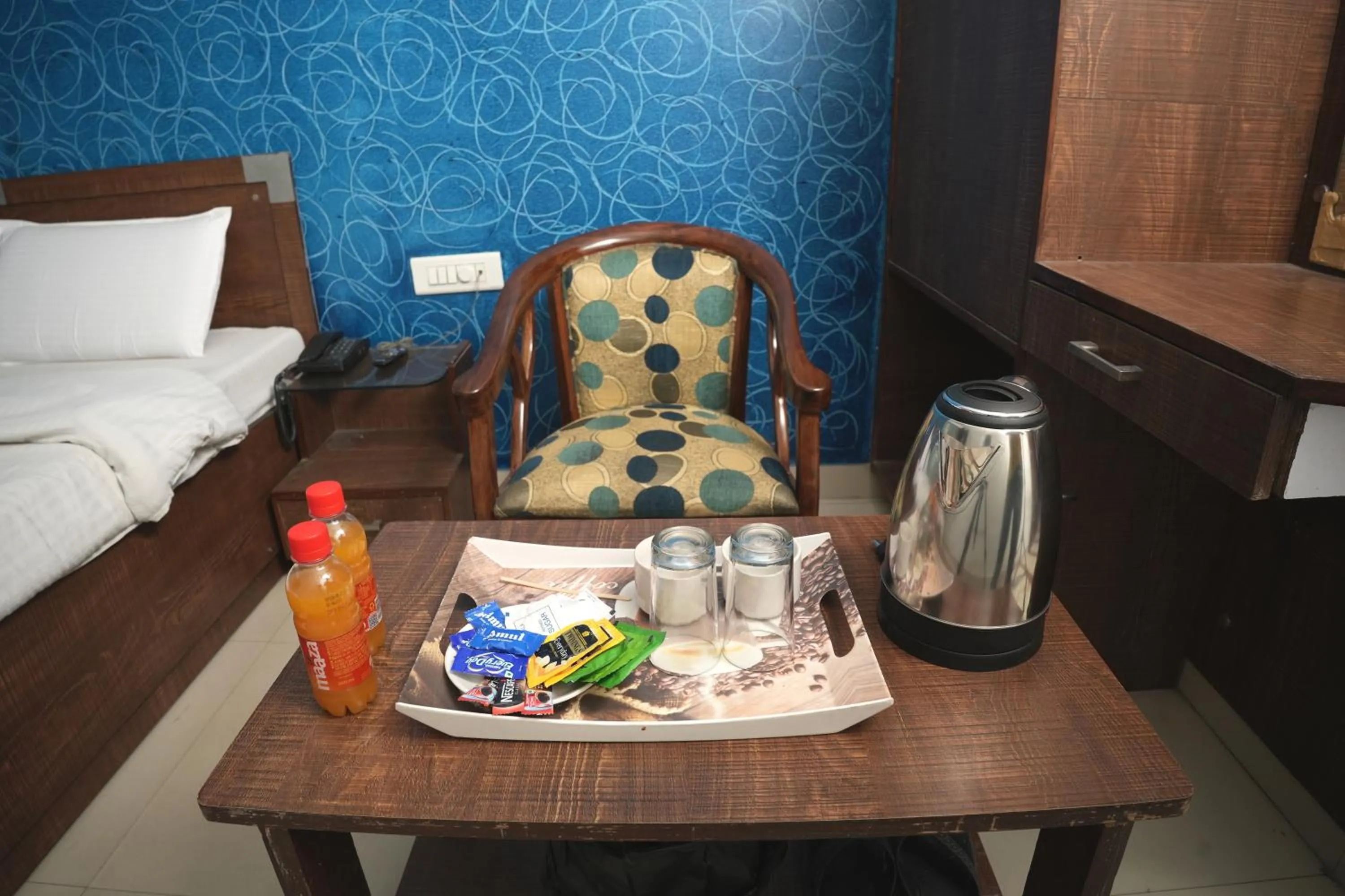 Dining area, Bed in Hotel Holiday Comfort - 800 mts from Jallianwala Bagh