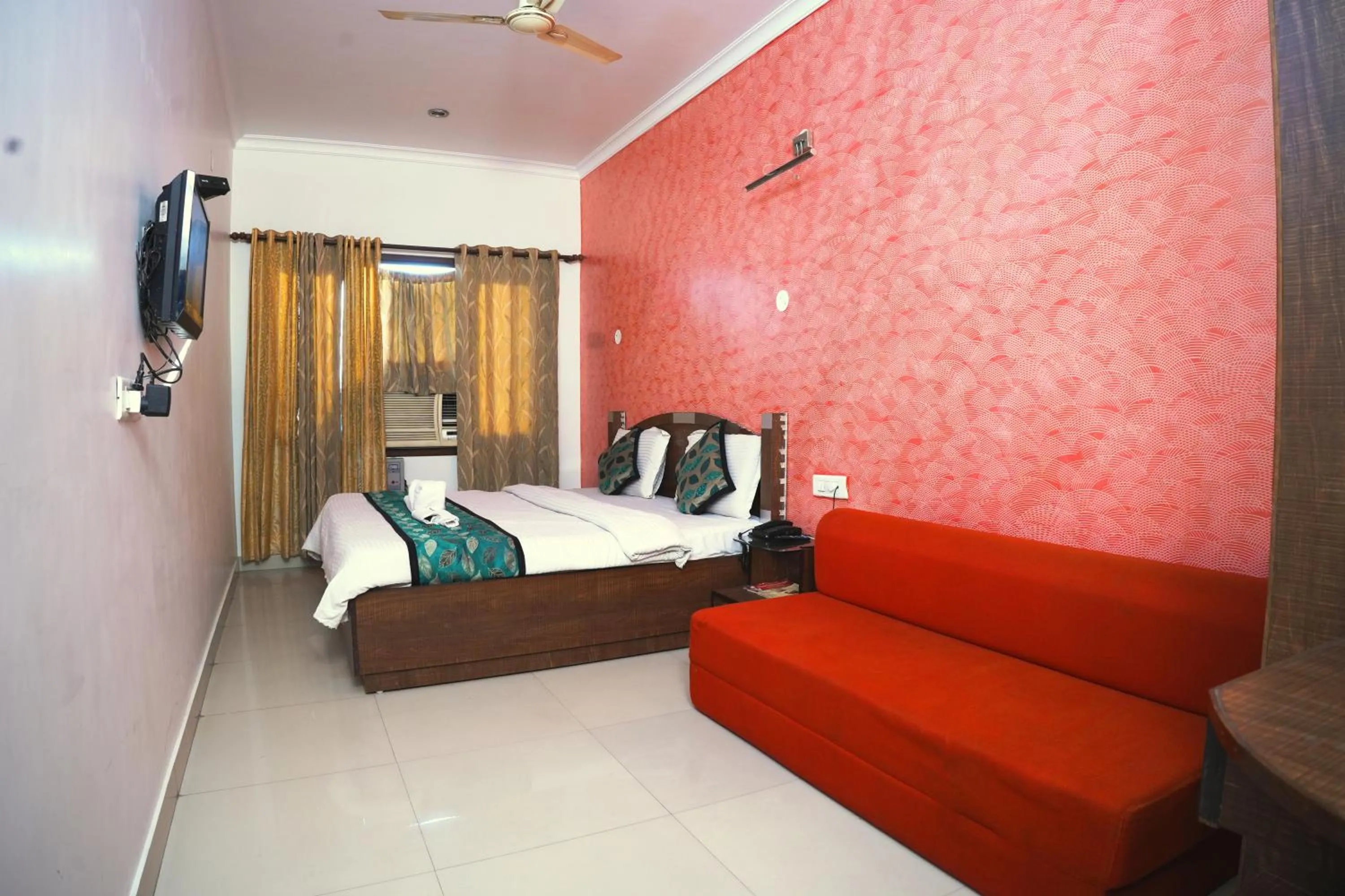 Bed in Hotel Holiday Comfort - 800 mts from Jallianwala Bagh