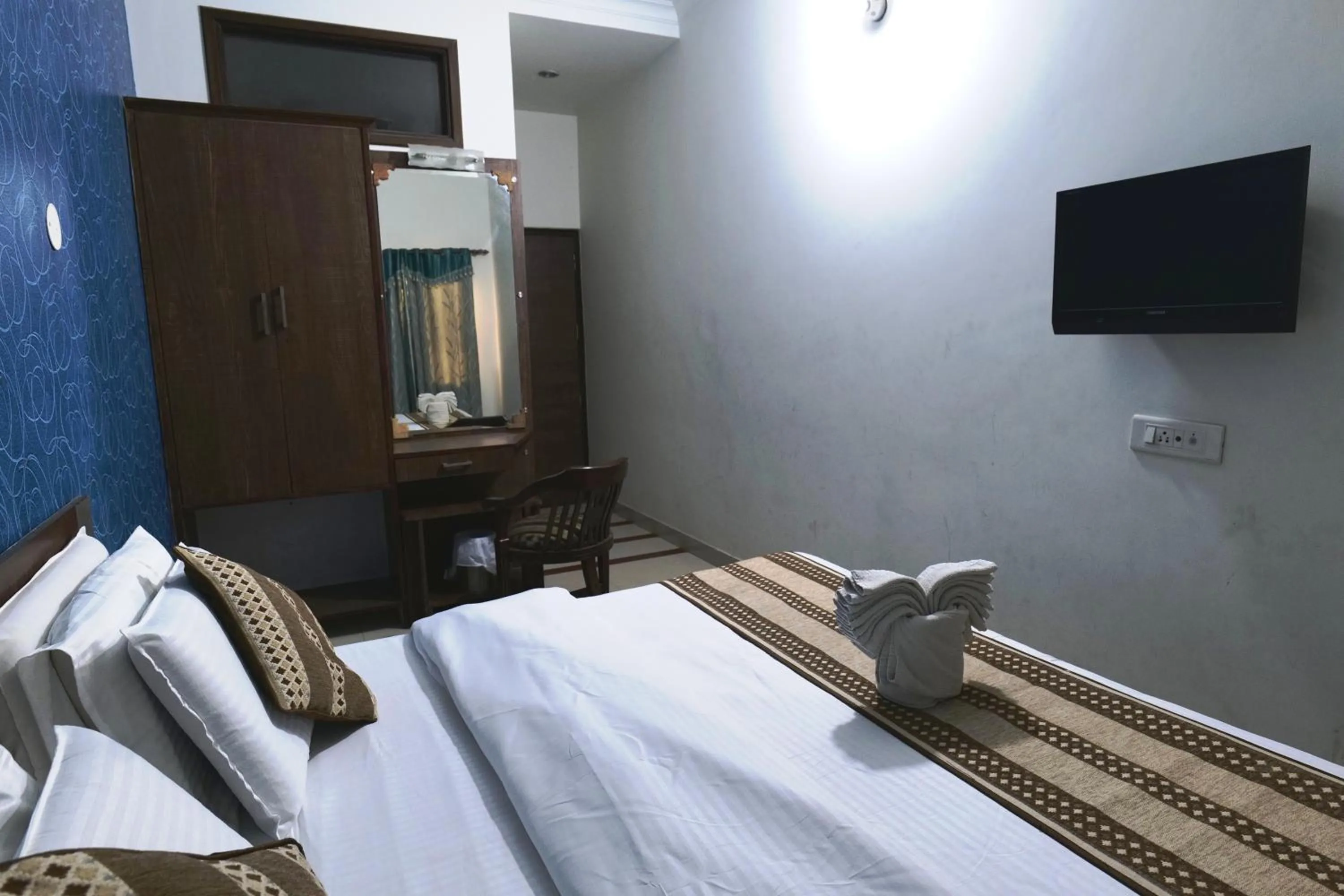 Communal lounge/ TV room, Bed in Hotel Holiday Comfort - 800 mts from Jallianwala Bagh