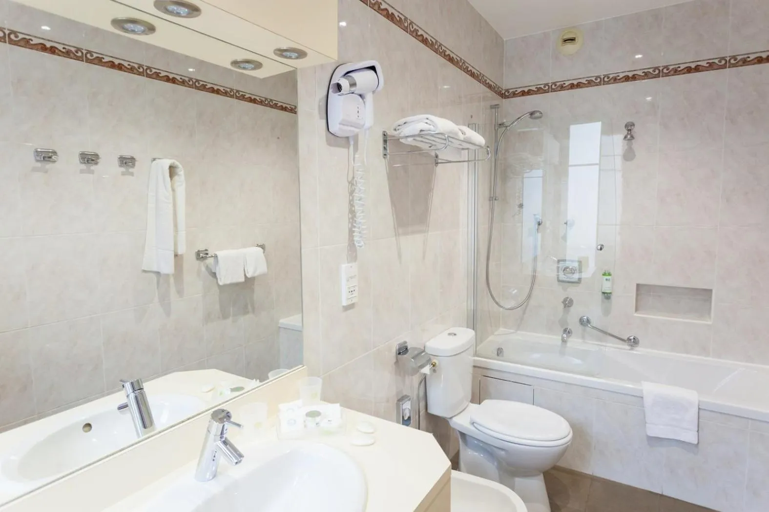 Shower in Best Western Plus Hotel Carlton Annecy