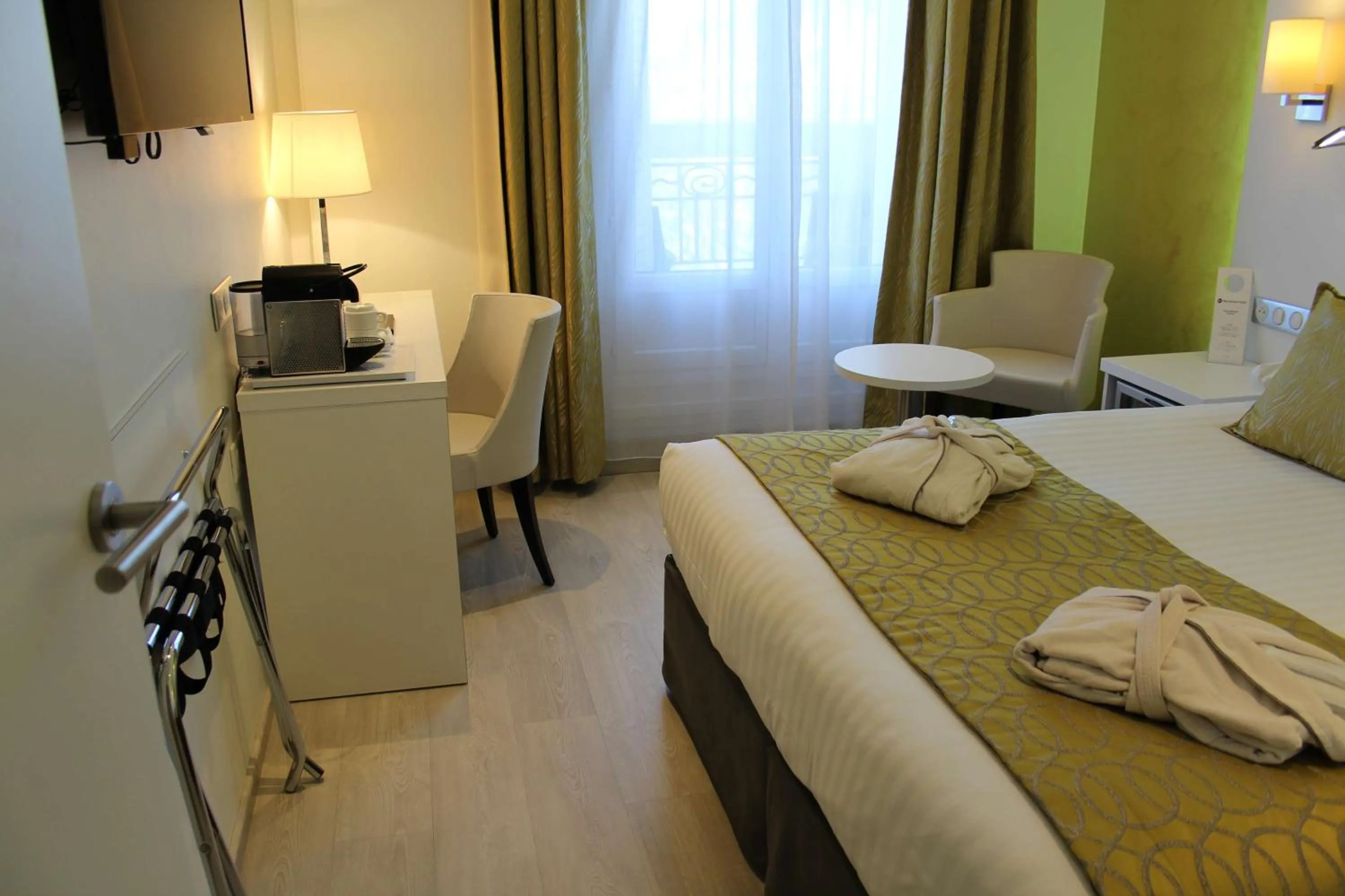 Bedroom, Bed in Best Western Plus Hotel Carlton Annecy