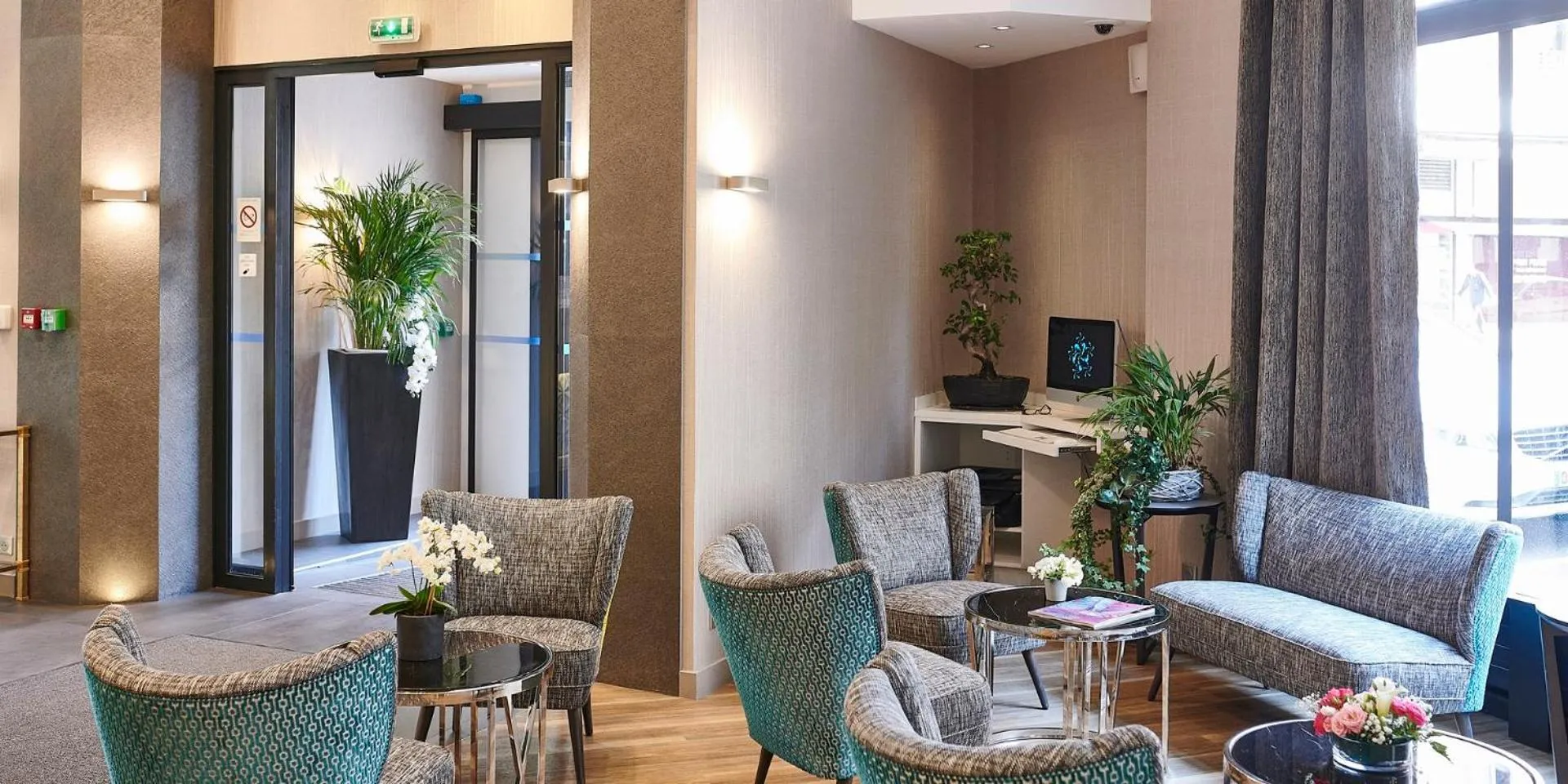 Lounge or bar in Best Western Plus Hotel Carlton Annecy