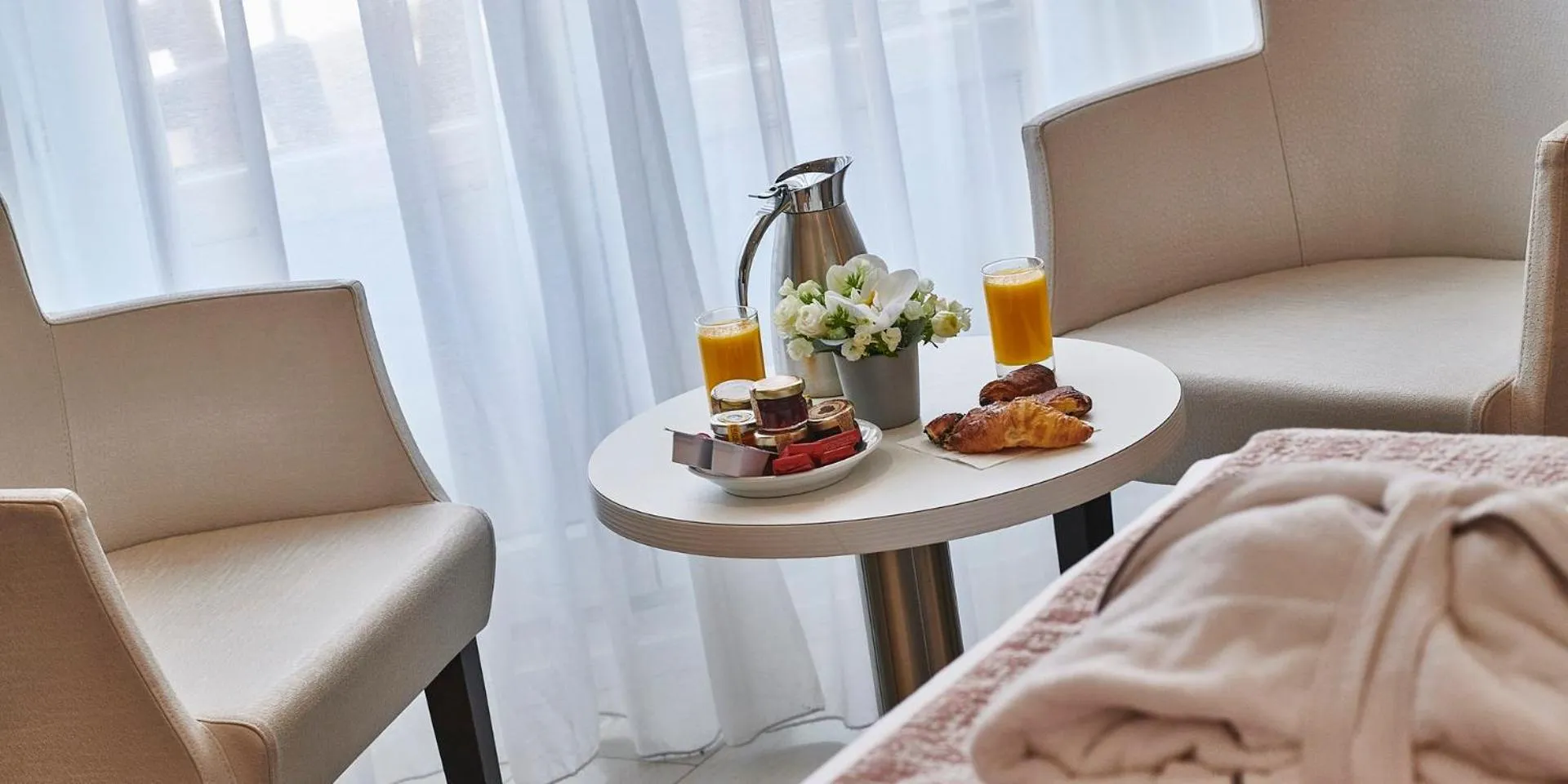 Bedroom, Bed in Best Western Plus Hotel Carlton Annecy