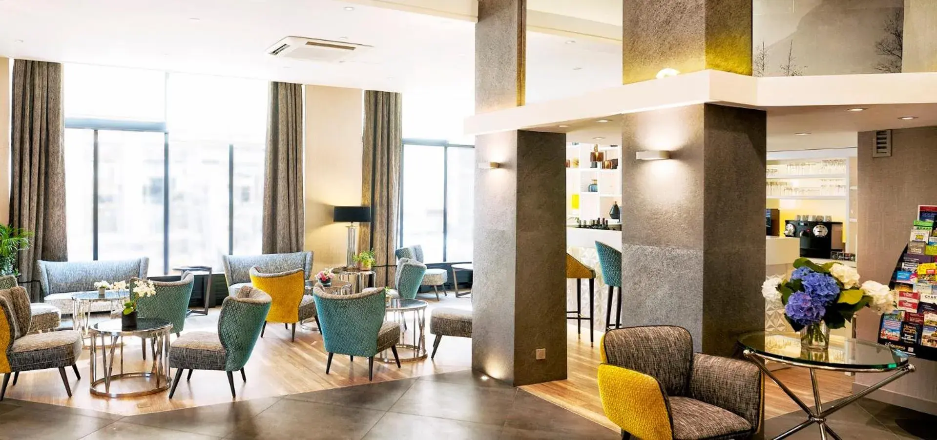 Lounge or bar in Best Western Plus Hotel Carlton Annecy Lounge or bar in Best Western Plus Hotel Carlton Annecy