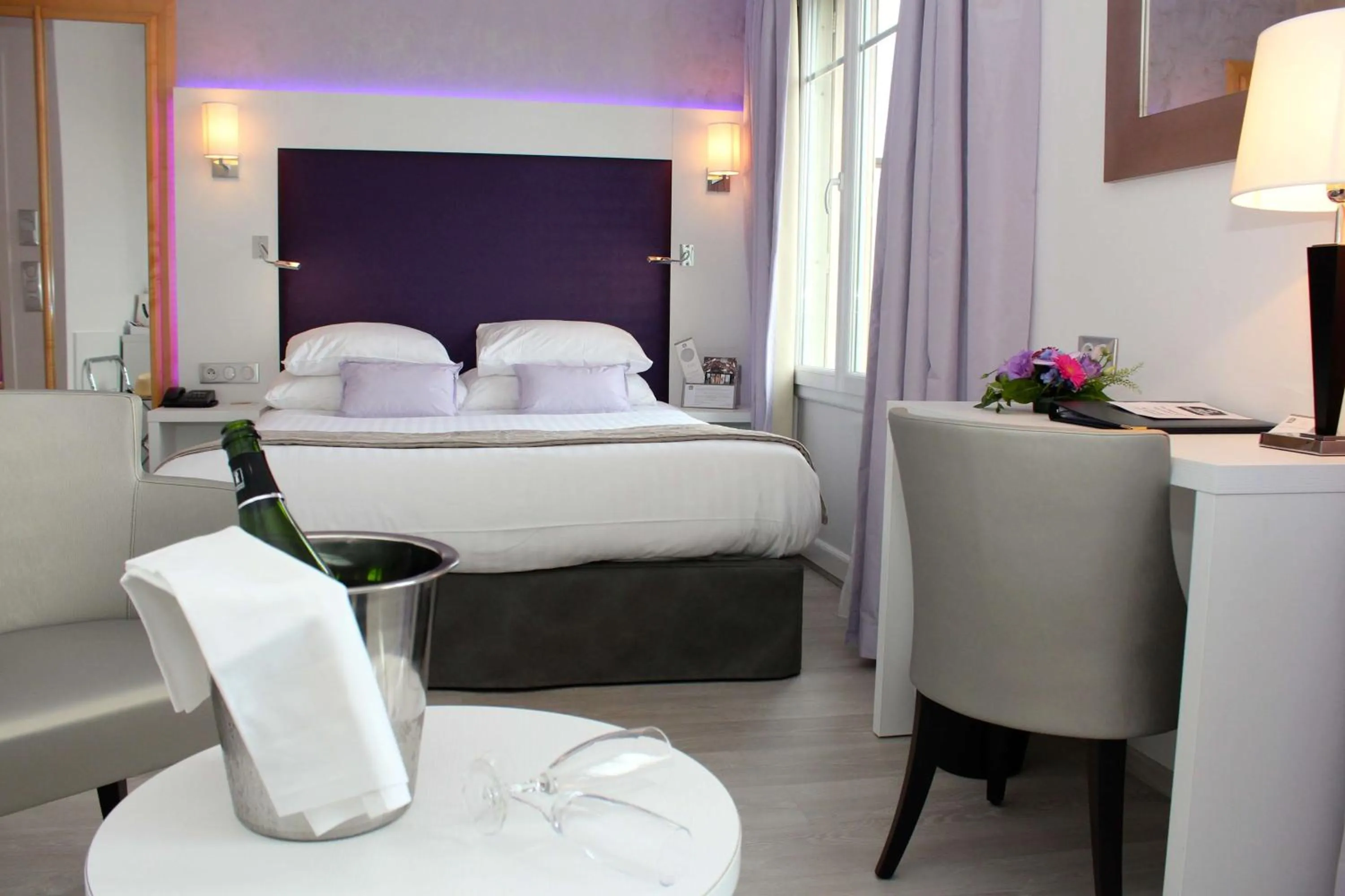 Photo of the whole room, Bed in Best Western Plus Hotel Carlton Annecy