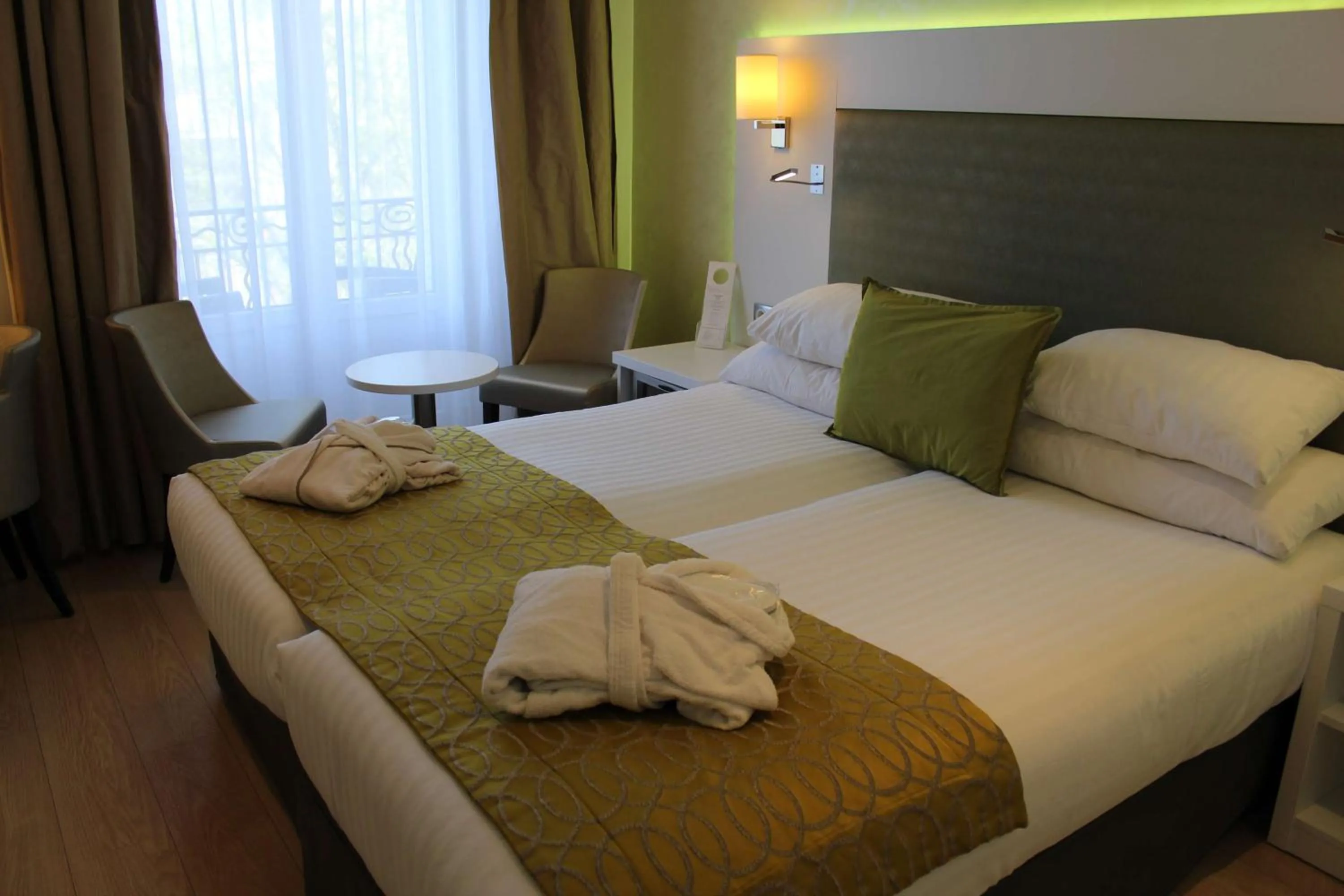 Photo of the whole room, Bed in Best Western Plus Hotel Carlton Annecy