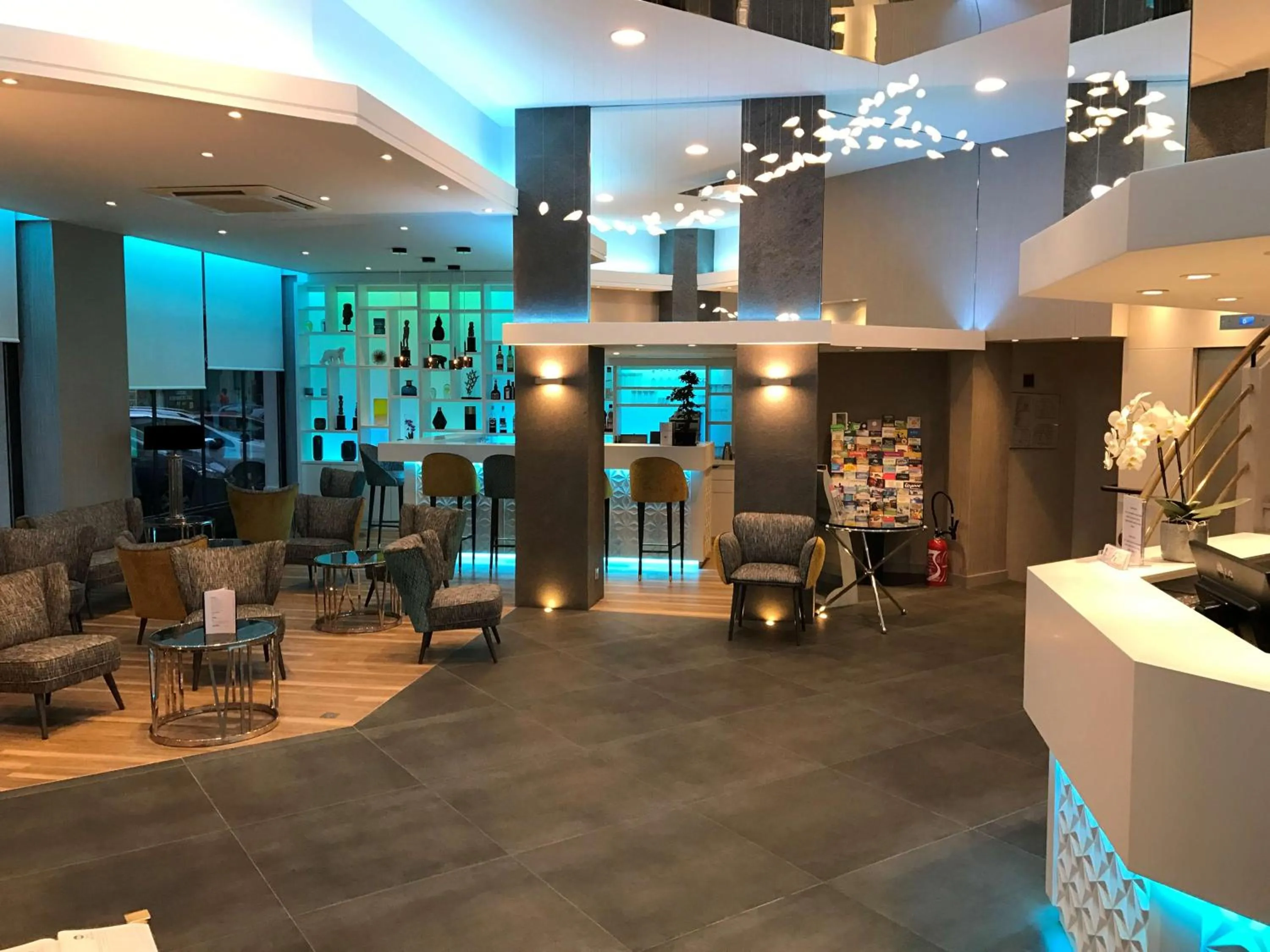 Lounge or bar in Best Western Plus Hotel Carlton Annecy