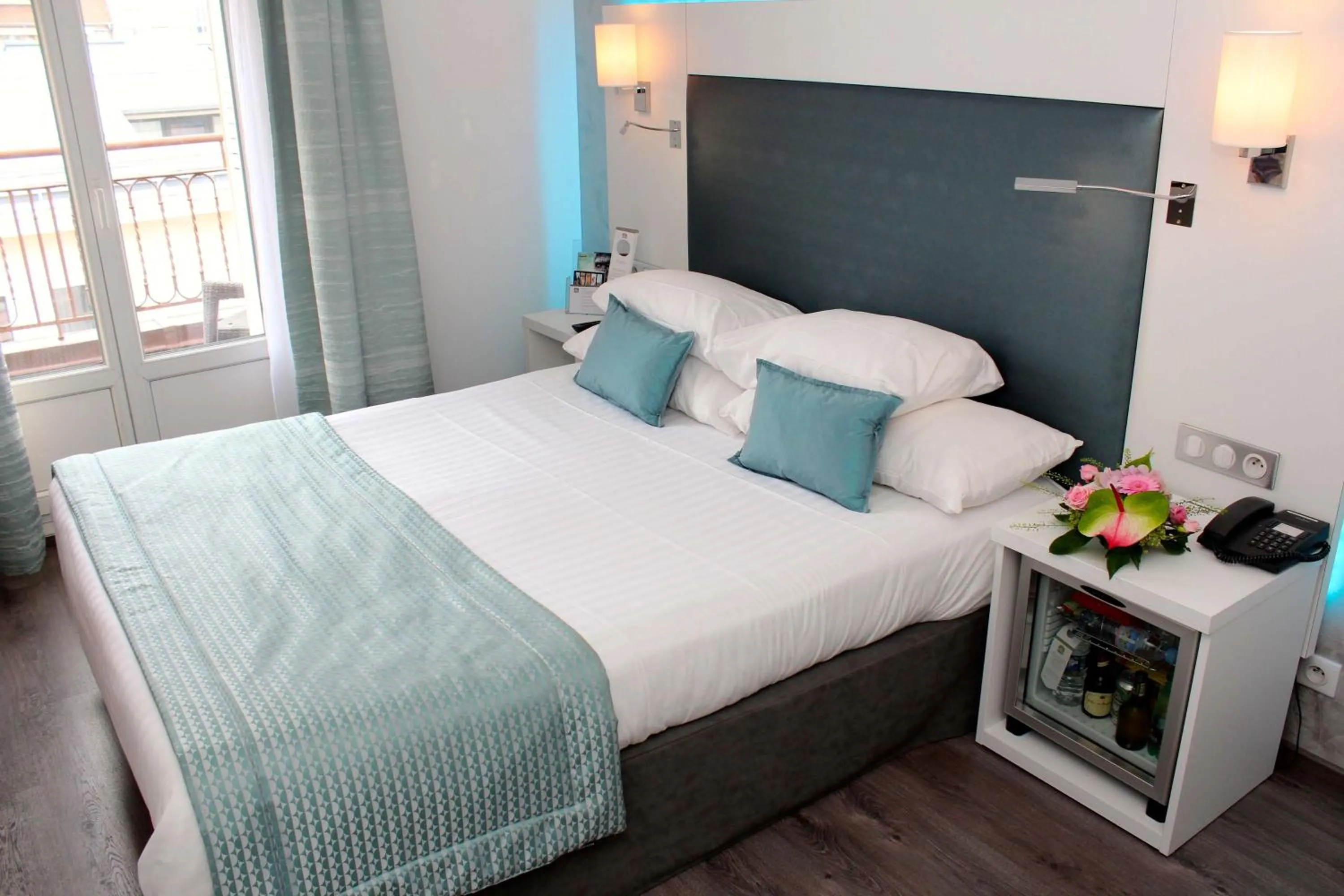 Photo of the whole room, Bed in Best Western Plus Hotel Carlton Annecy