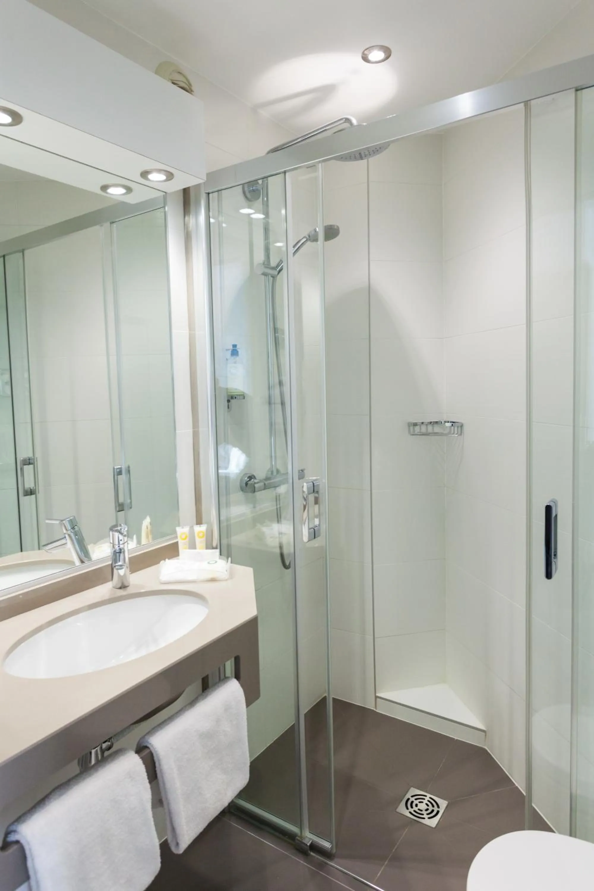 Shower in Best Western Plus Hotel Carlton Annecy