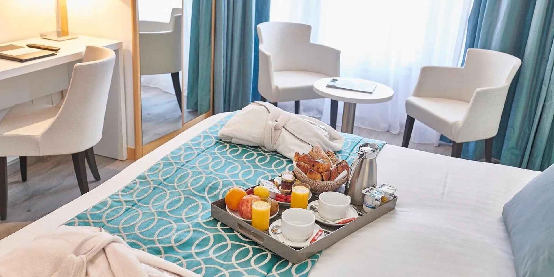 Bedroom, Bed in Best Western Plus Hotel Carlton Annecy