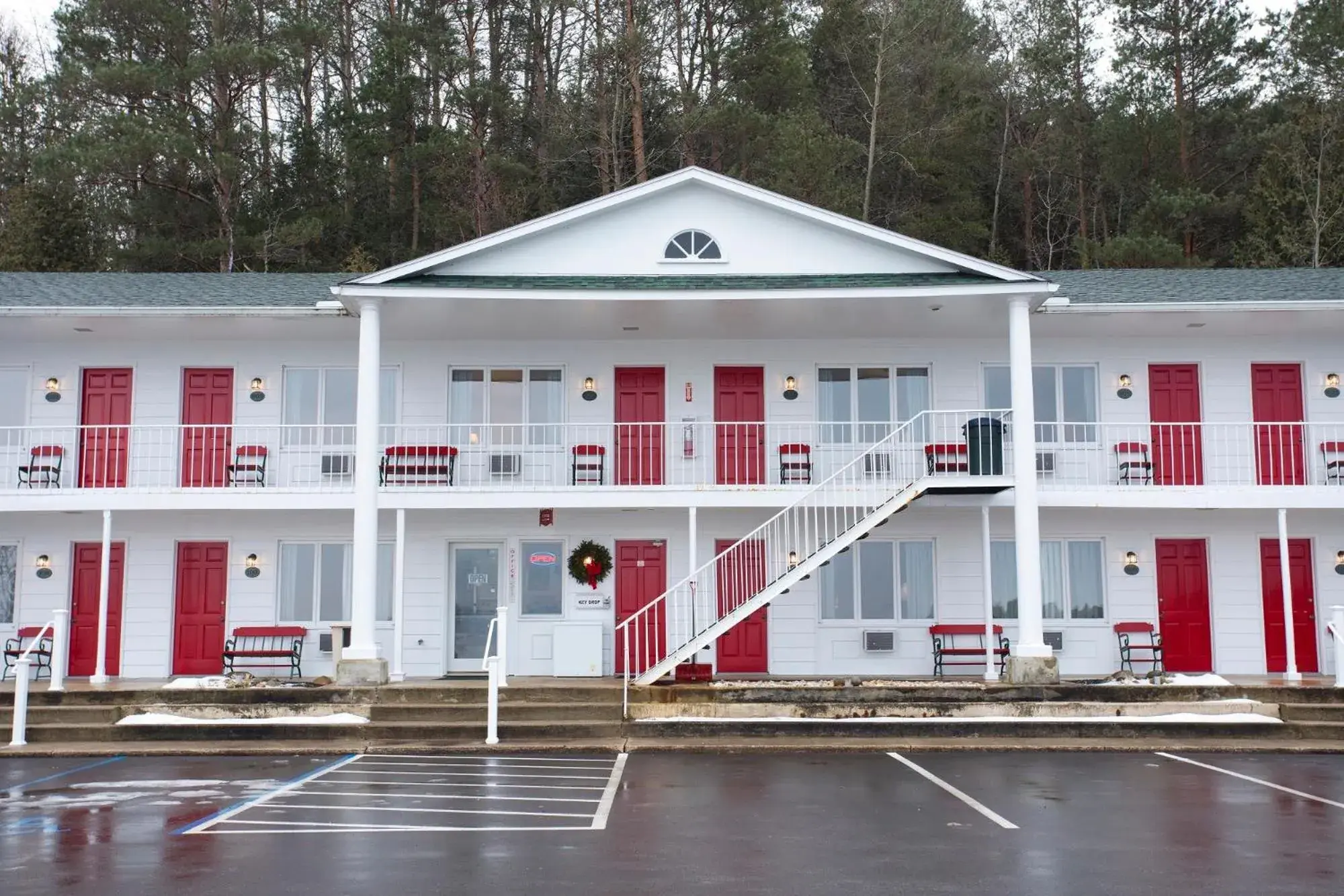 Facade/entrance, Property Building in Bay Inn Of Petoskey