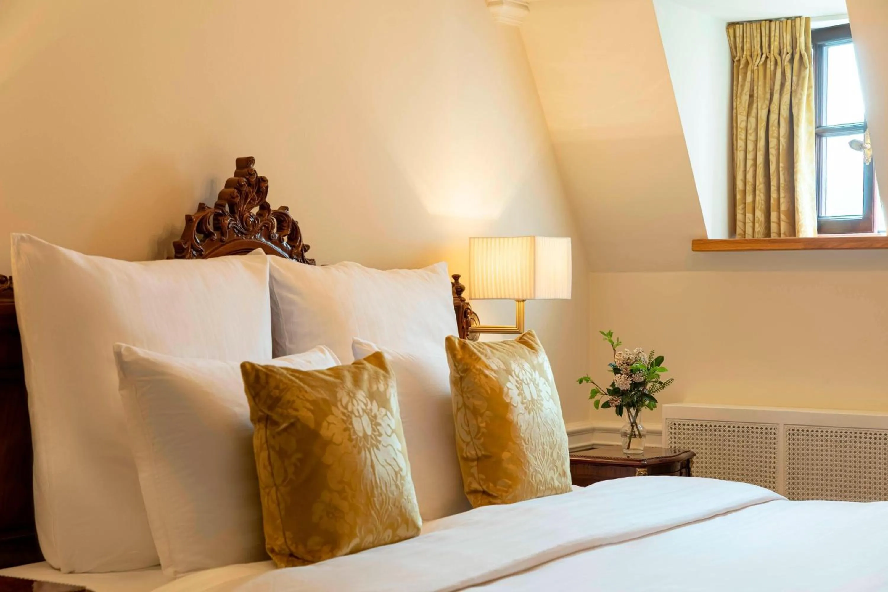 Photo of the whole room, Bed in Schloss Lieser, Autograph Collection