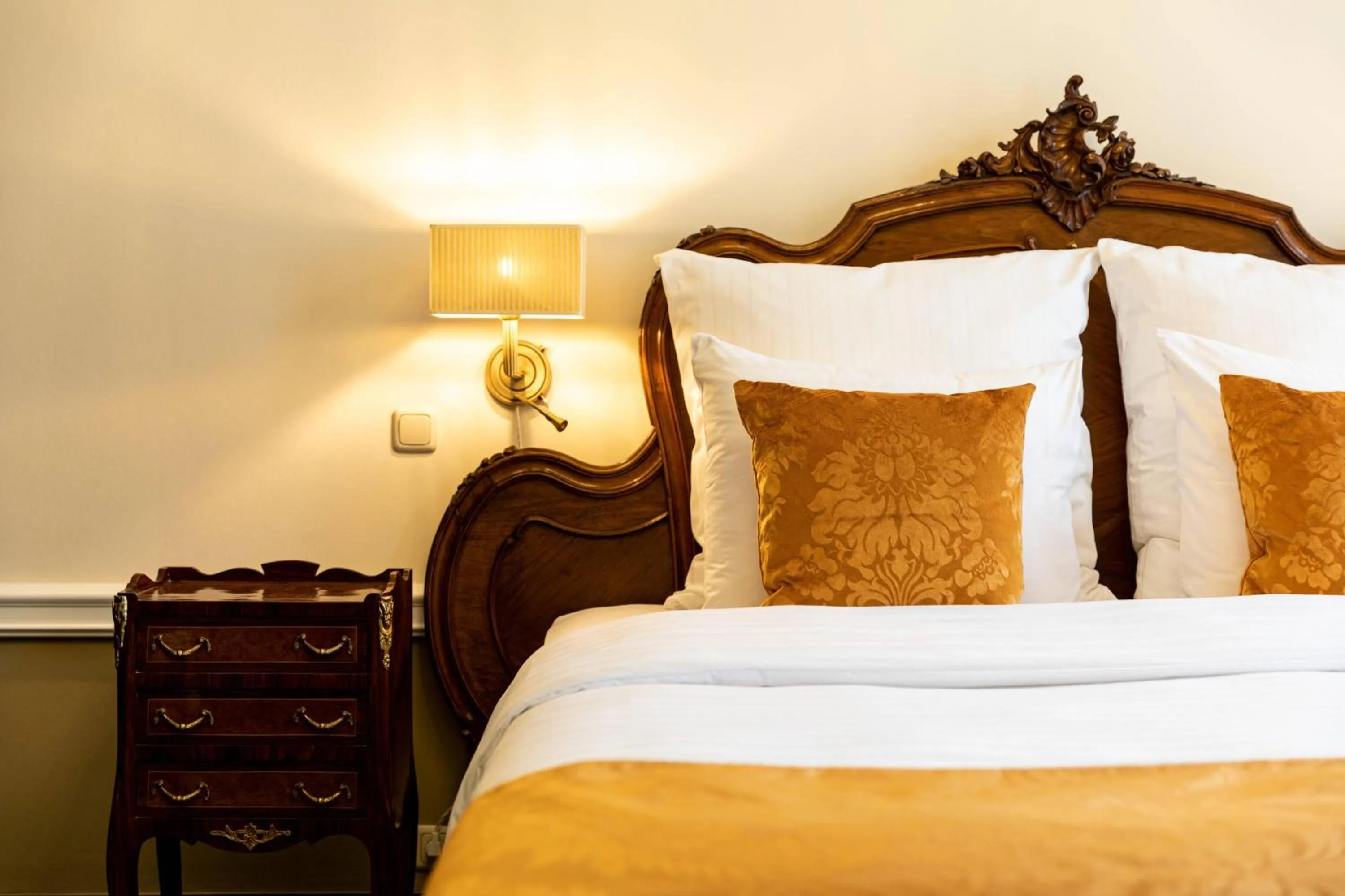 Bedroom, Bed in Schloss Lieser, Autograph Collection