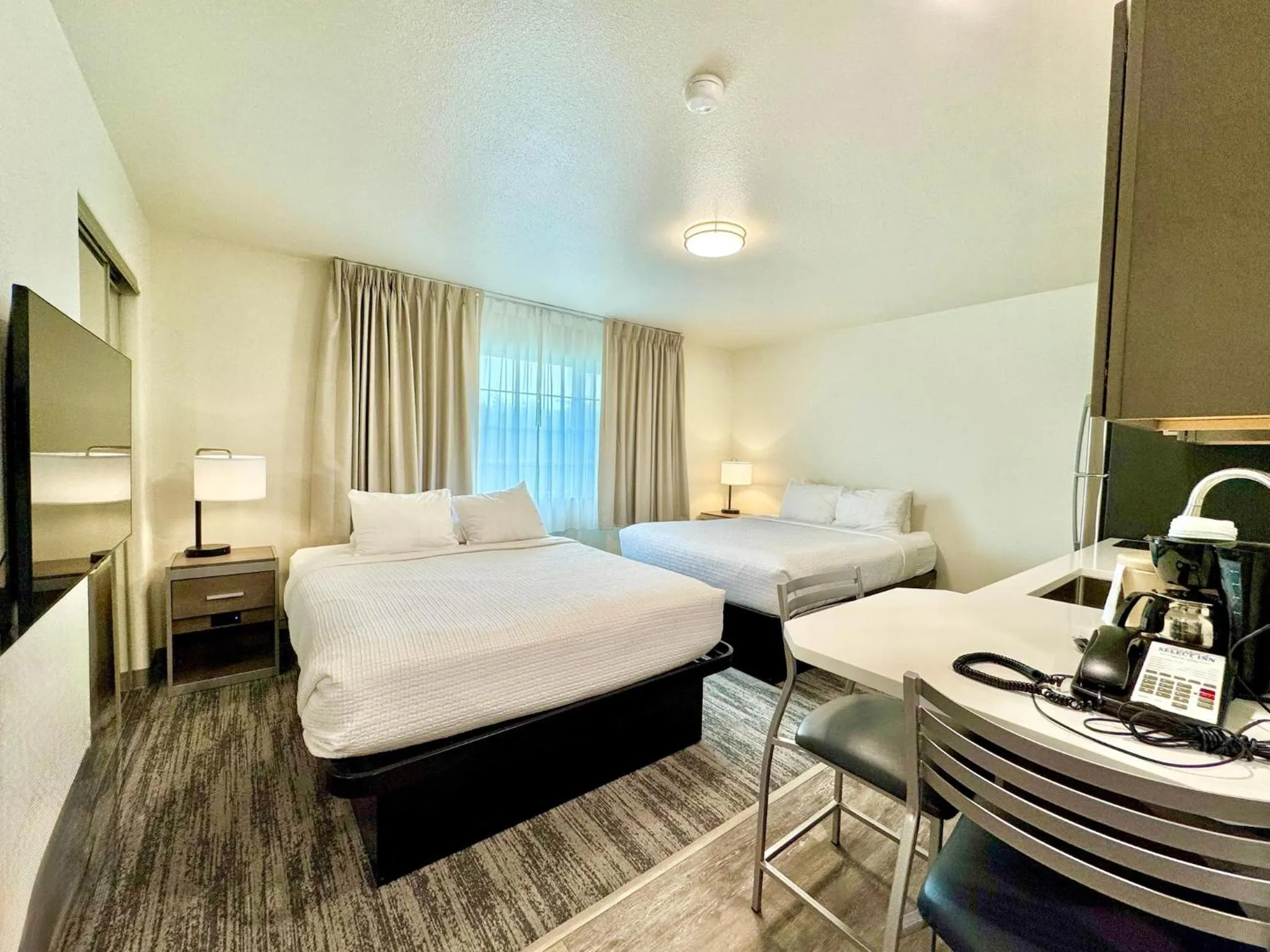 Photo of the whole room, Bed in Alaska's Select Inn Wasilla