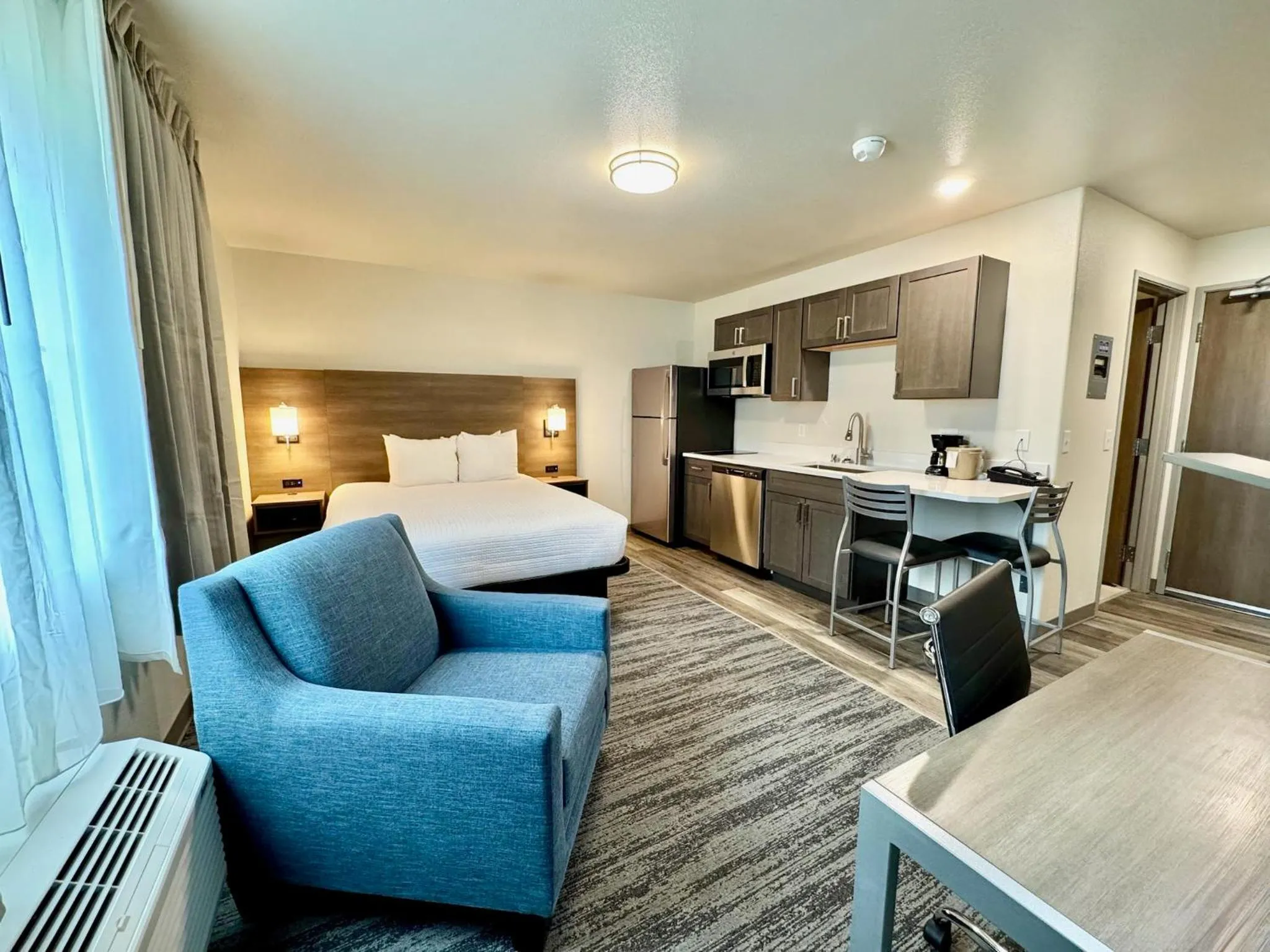 Photo of the whole room, Bed in Alaska's Select Inn Wasilla