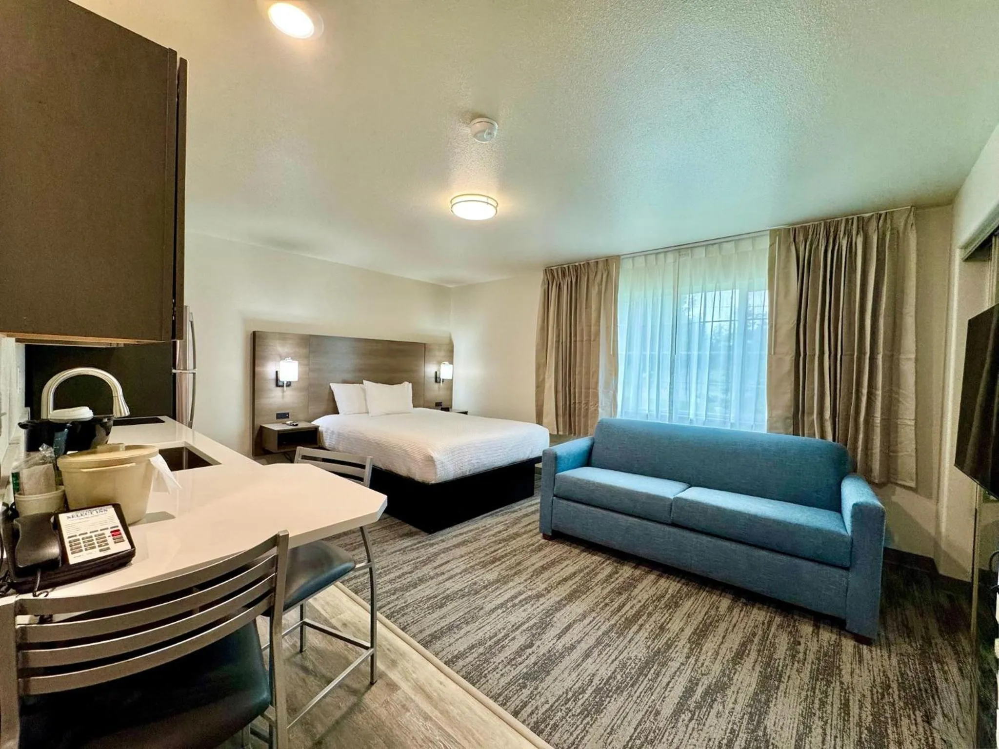 Photo of the whole room, Bed in Alaska's Select Inn Wasilla