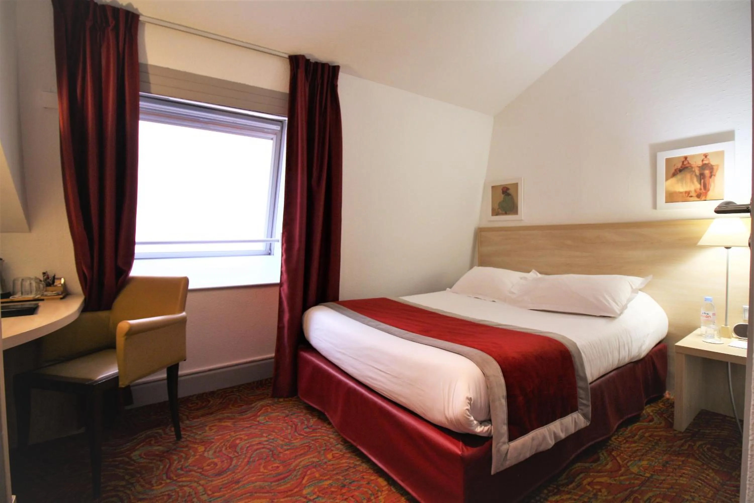 Photo of the whole room, Bed in Best Western Lyon Saint-Antoine