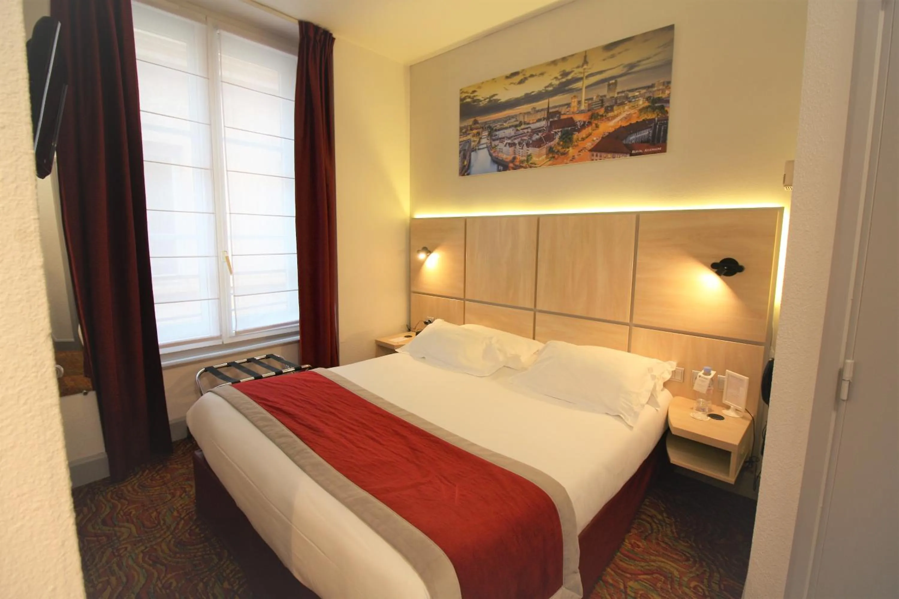 Bedroom, Bed in Best Western Lyon Saint-Antoine