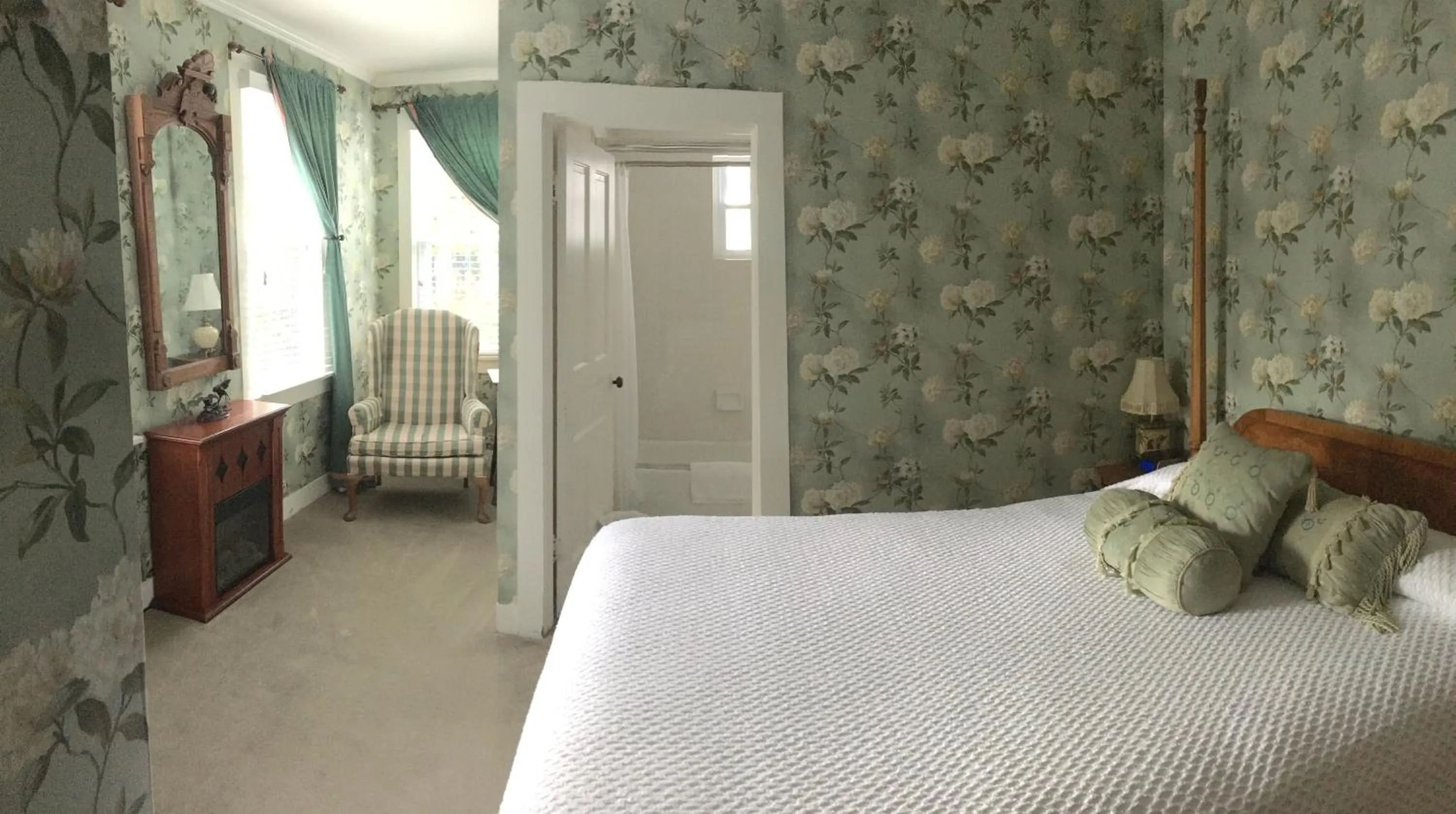 Bed in Maplewood Hotel