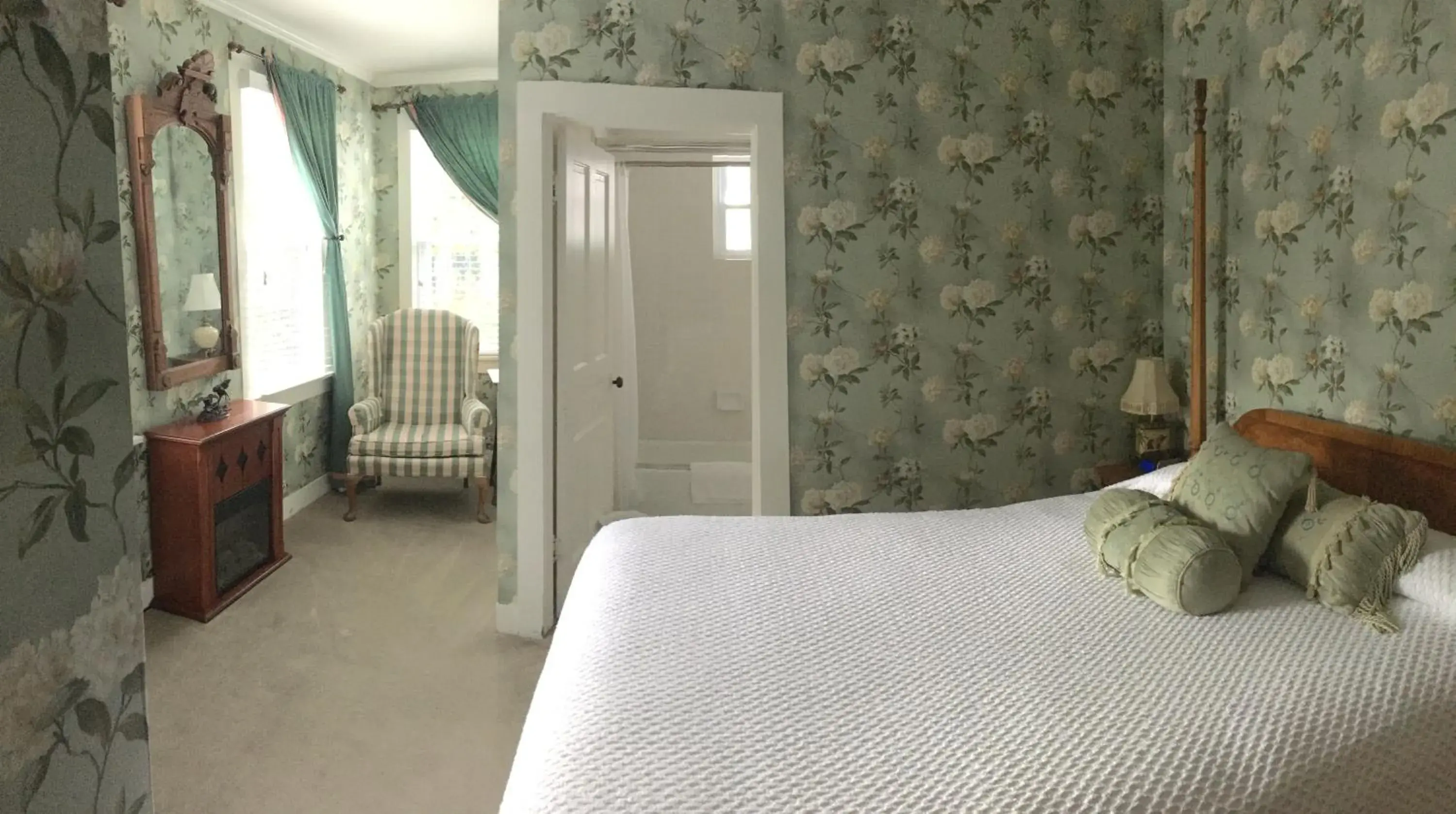 Deluxe Queen Room in Maplewood Hotel Deluxe Queen Room in Maplewood Hotel