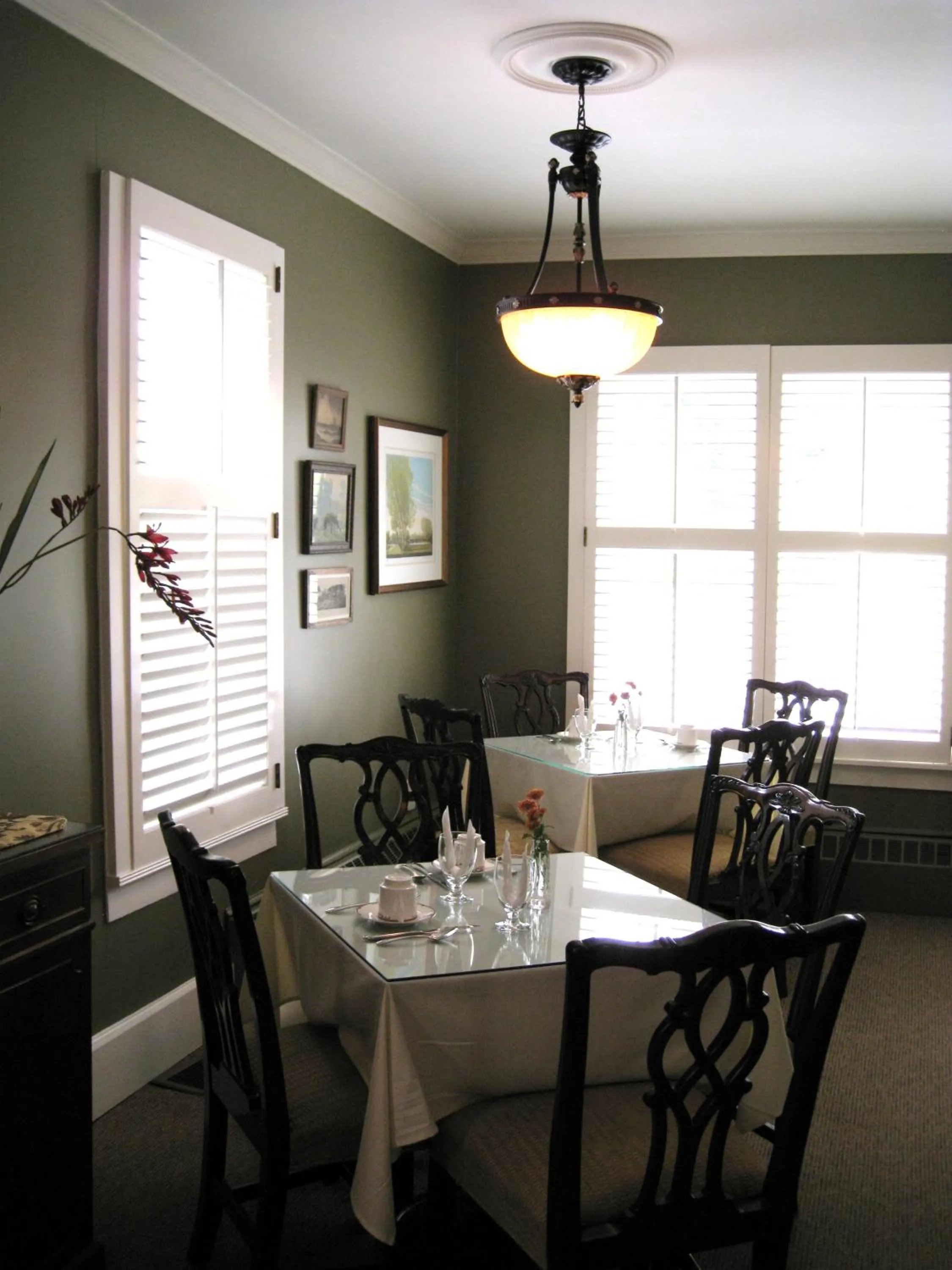 Dining area in Maplewood Hotel