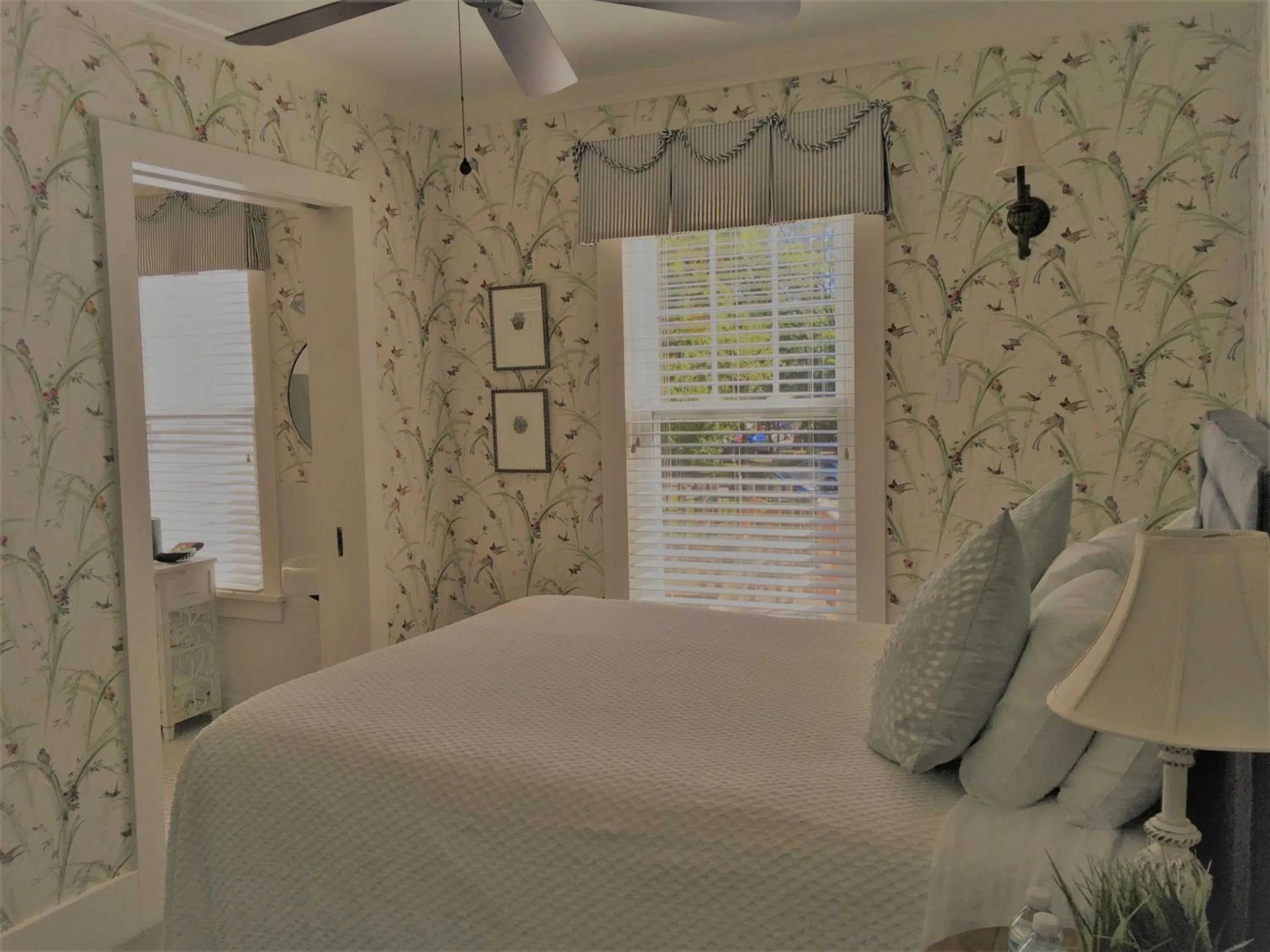 Bed in Maplewood Hotel