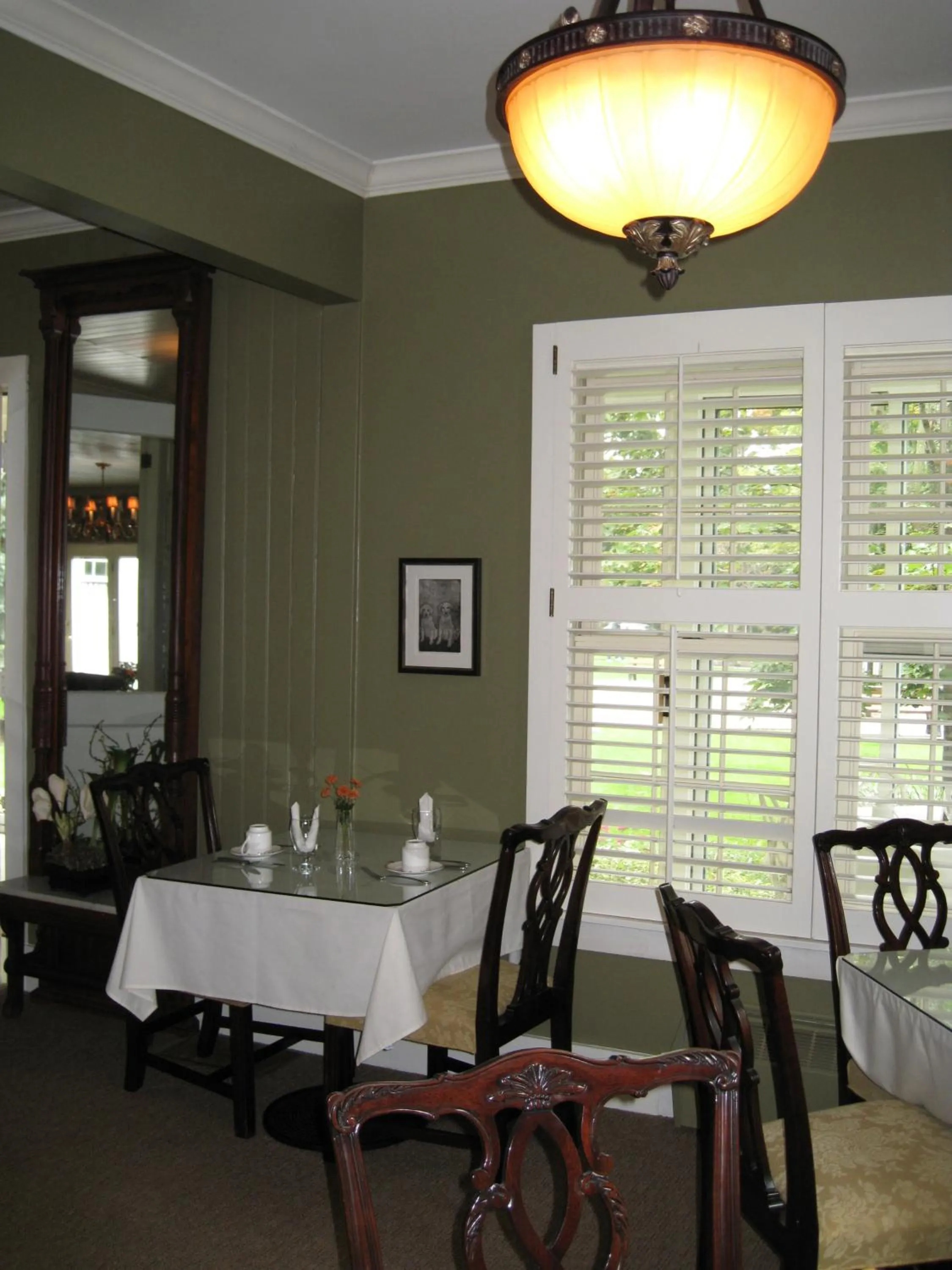 Dining area in Maplewood Hotel