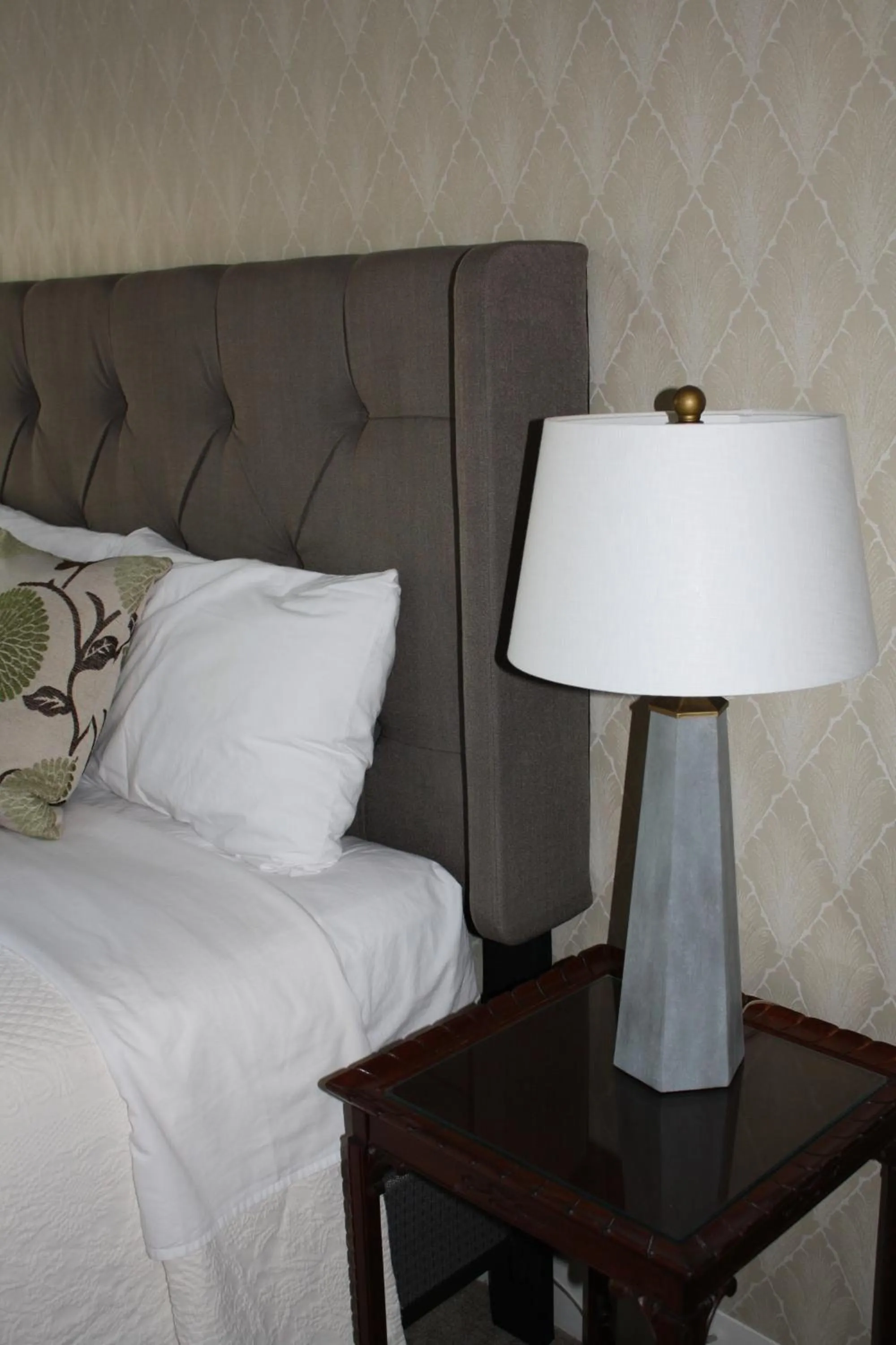 Bed in Maplewood Hotel