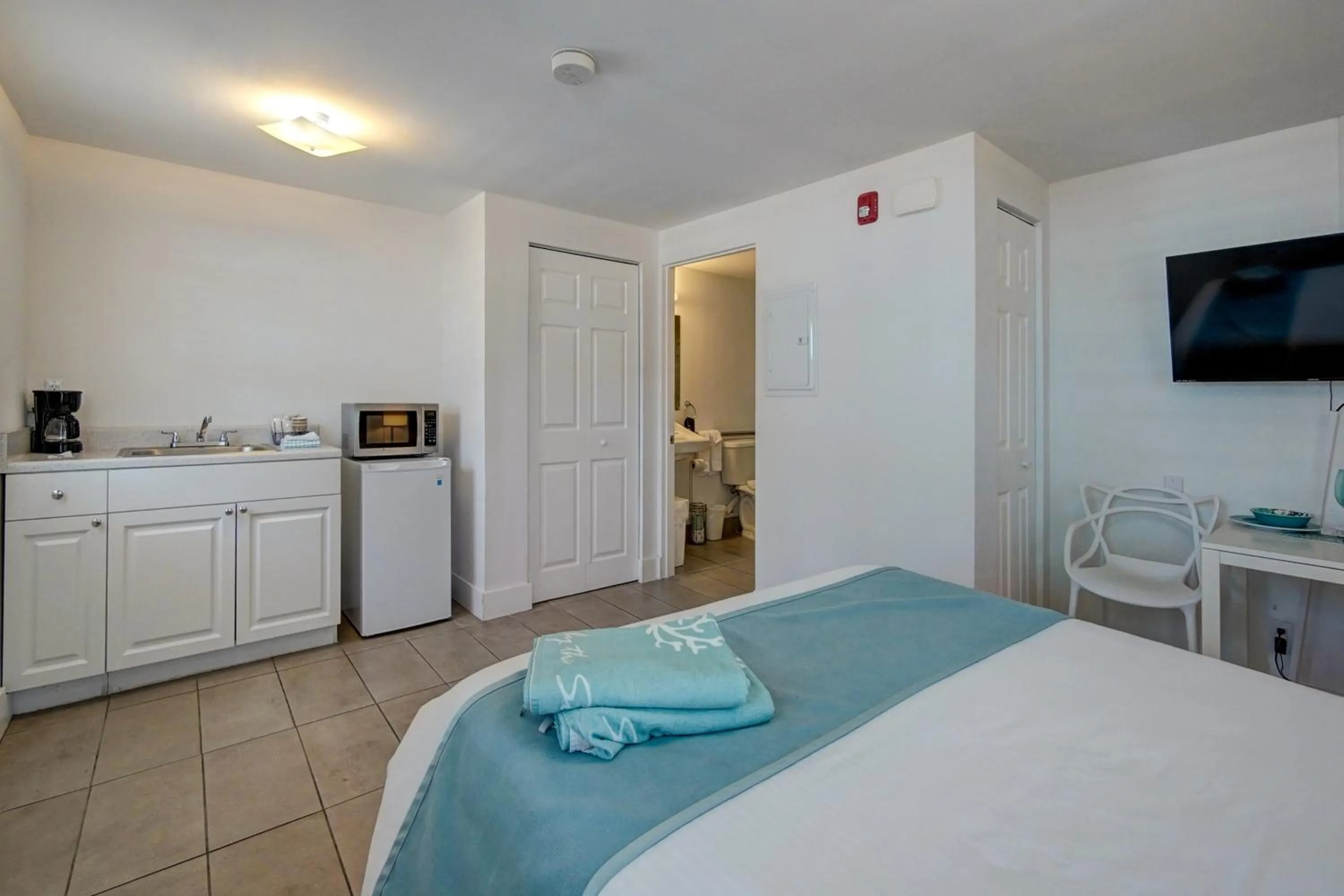 Bedroom, Bed in Sea Garden by the Sea