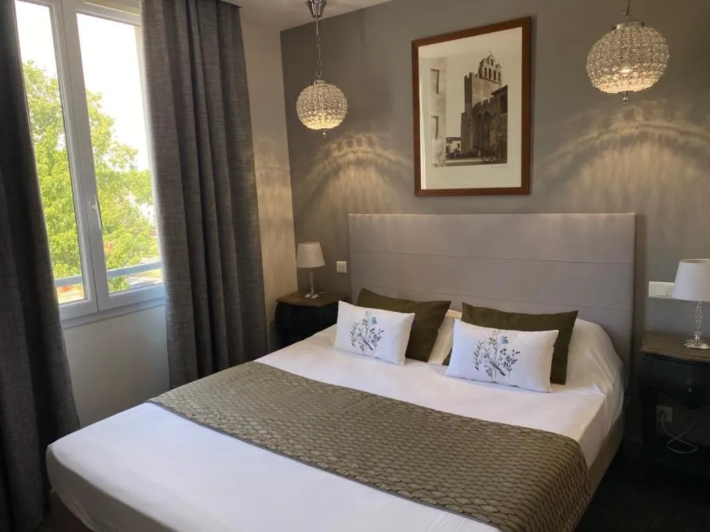 Bed in Brit Hotel Acacias