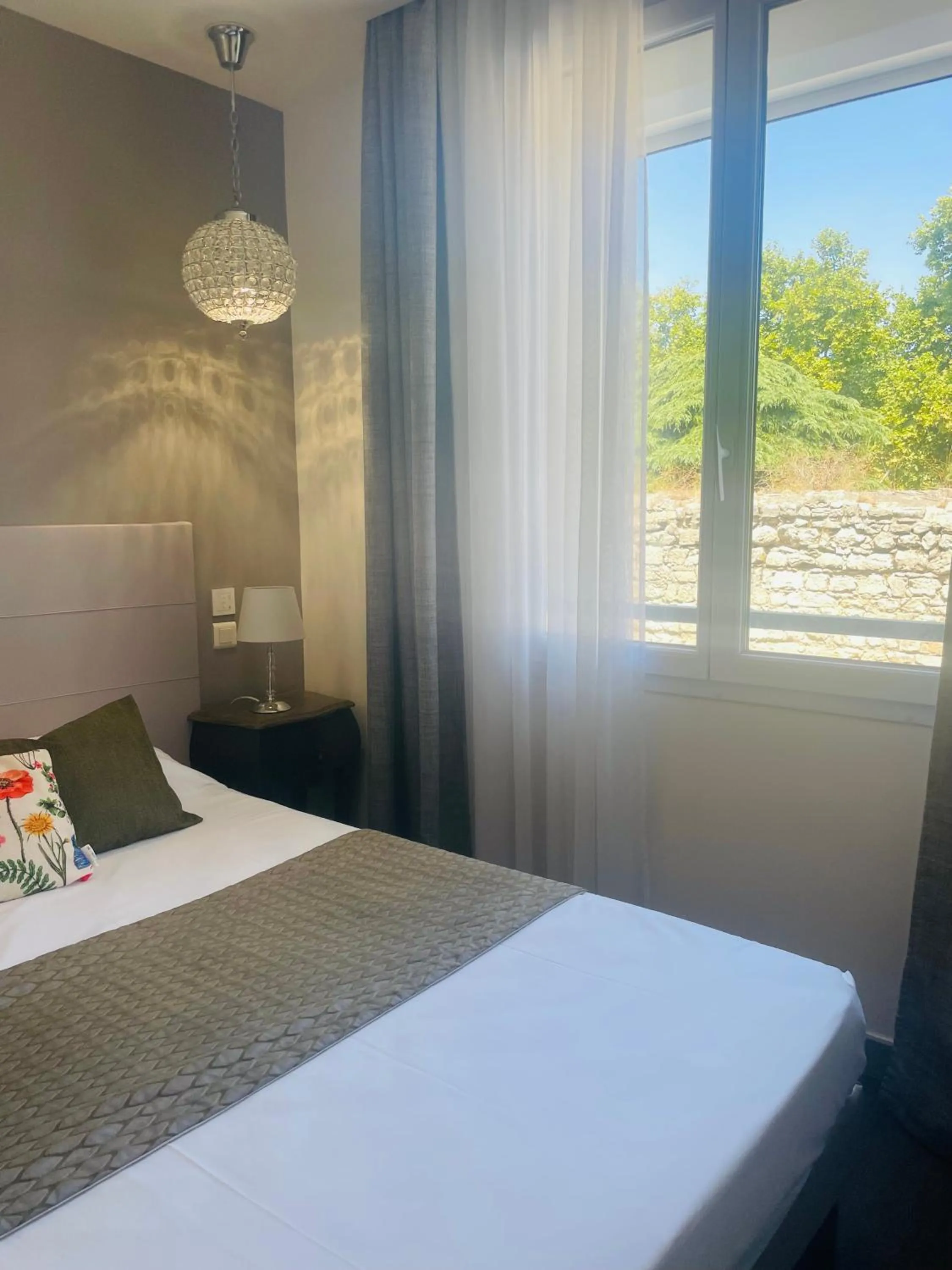 Bed in Brit Hotel Acacias