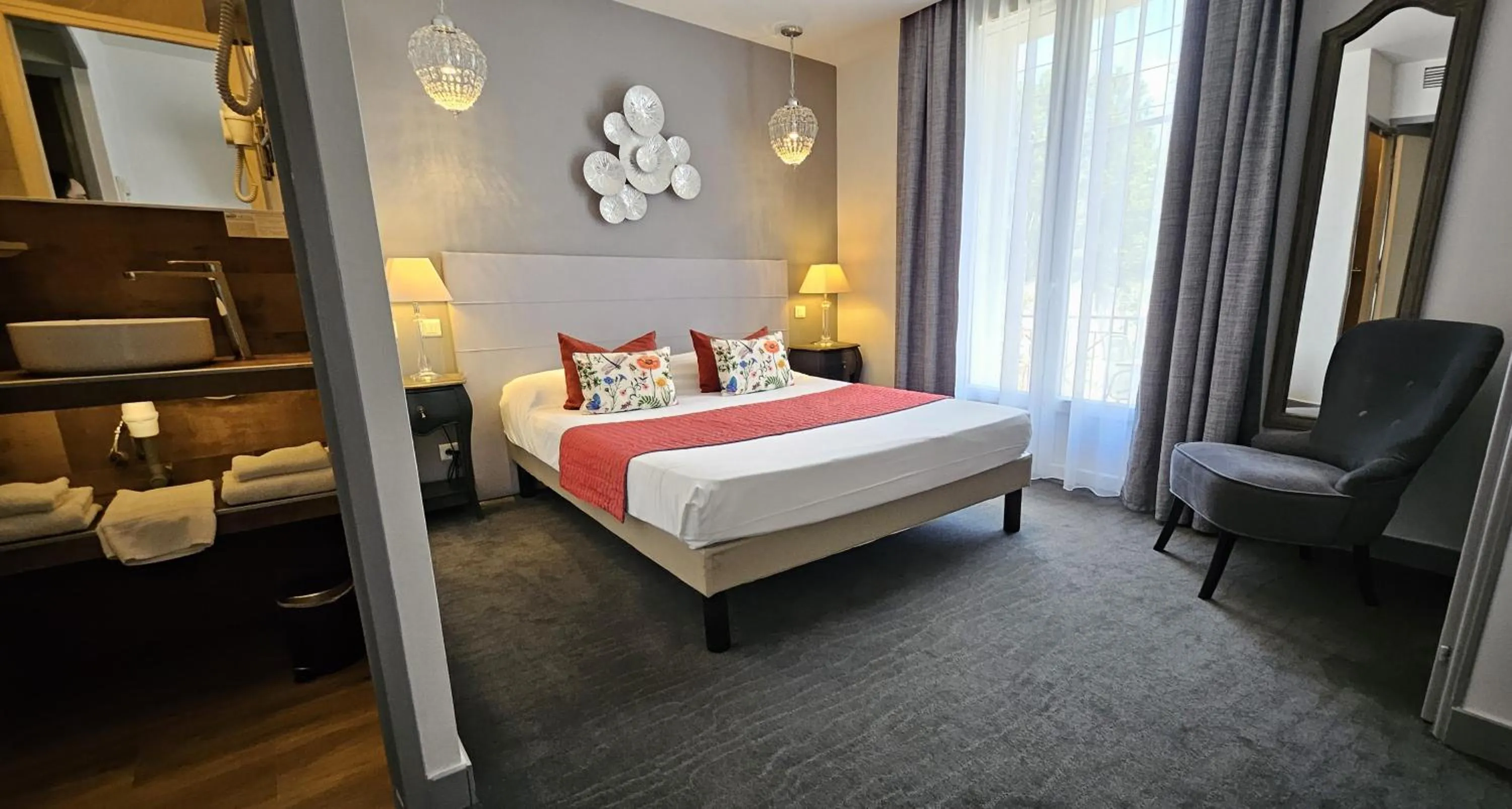 Bathroom, Bed in Brit Hotel Acacias