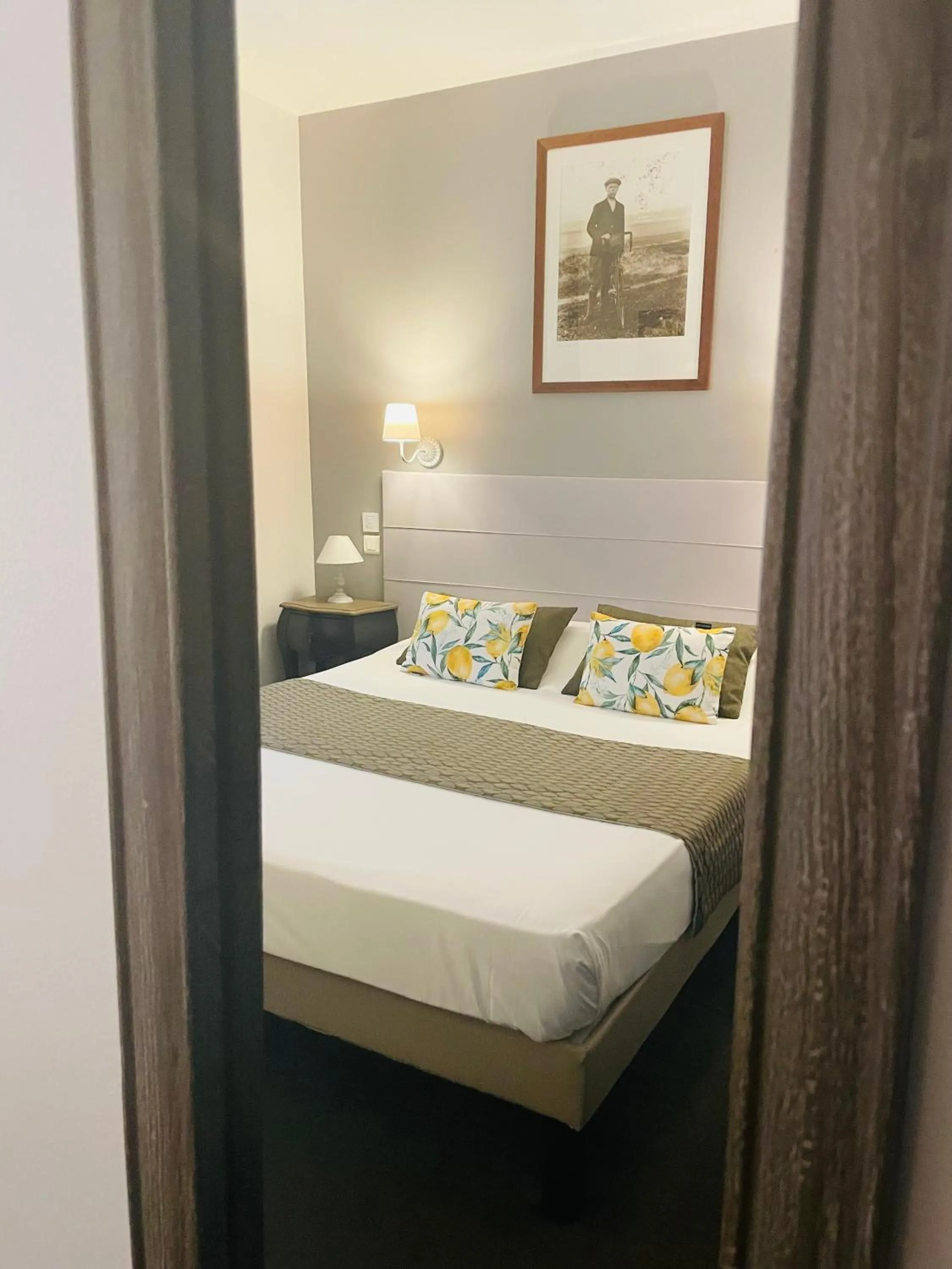 Bed in Brit Hotel Acacias