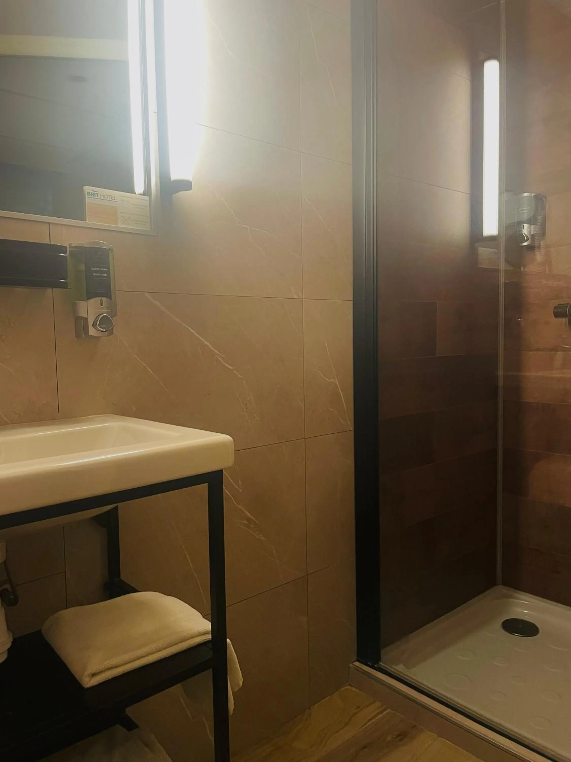 Shower in Brit Hotel Acacias